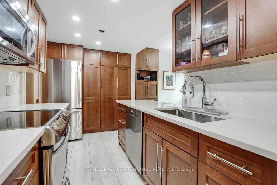 695 Richmond Road photo 9