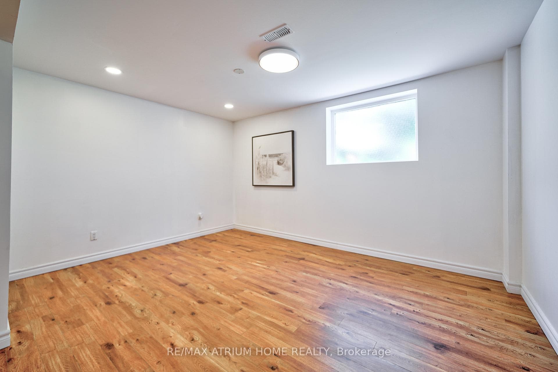 748 The Queensway South N/A photo 26