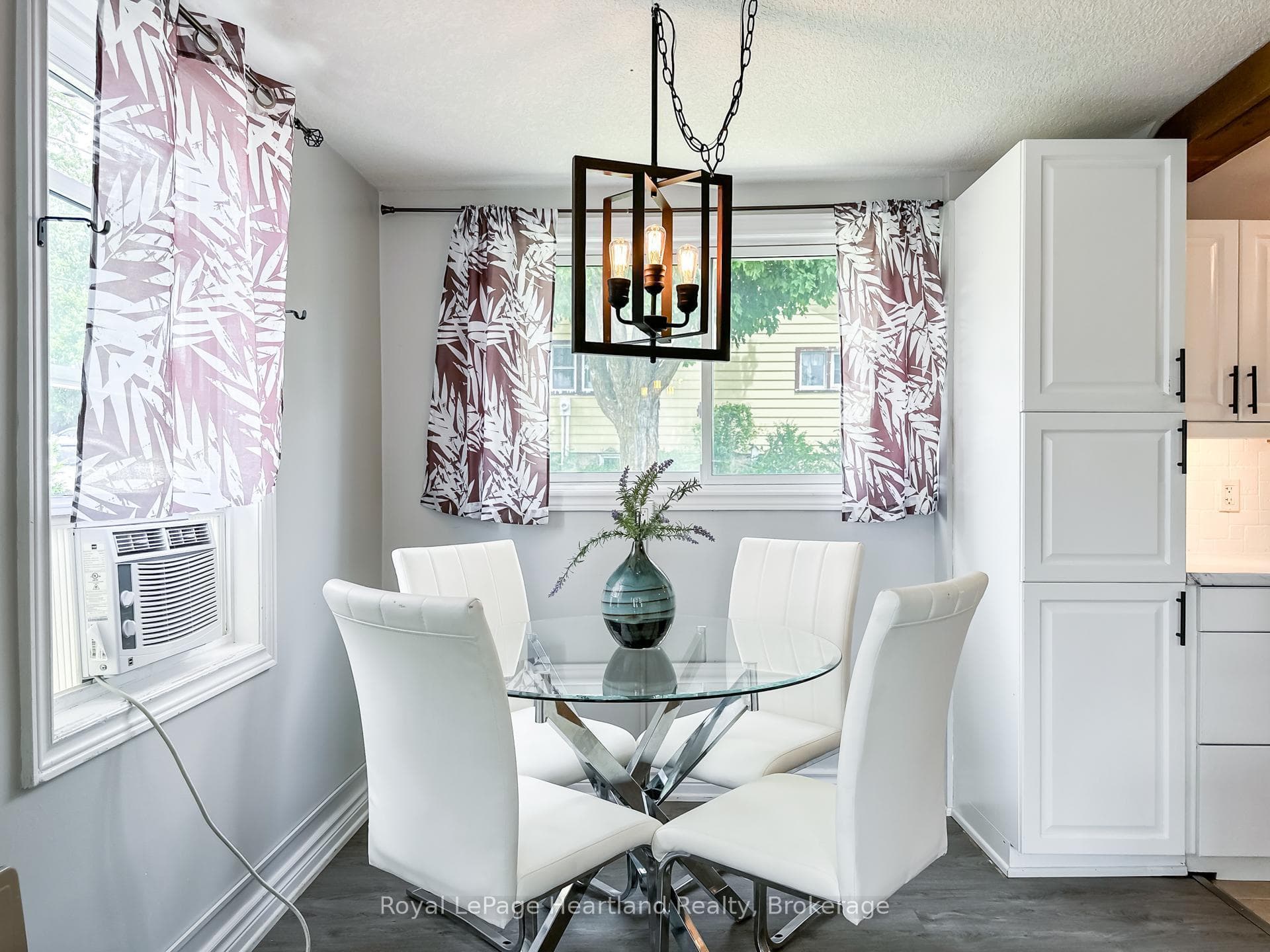 576 Queen Street photo 6
