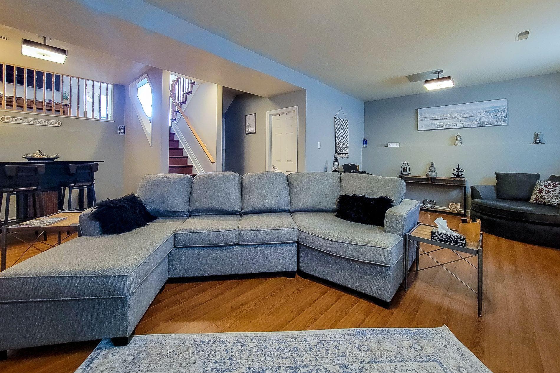 8111 Woodsview Crescent photo 33
