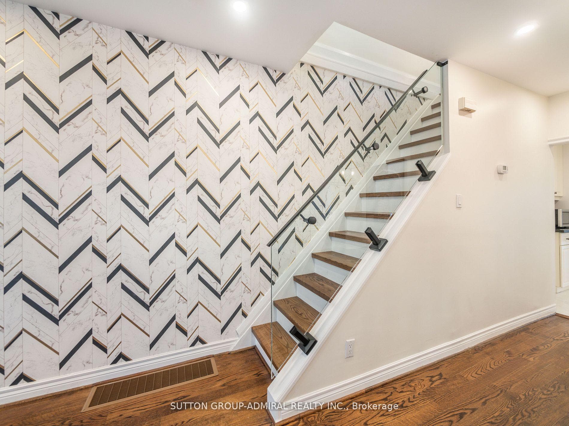 389 Davisville Avenue photo 27