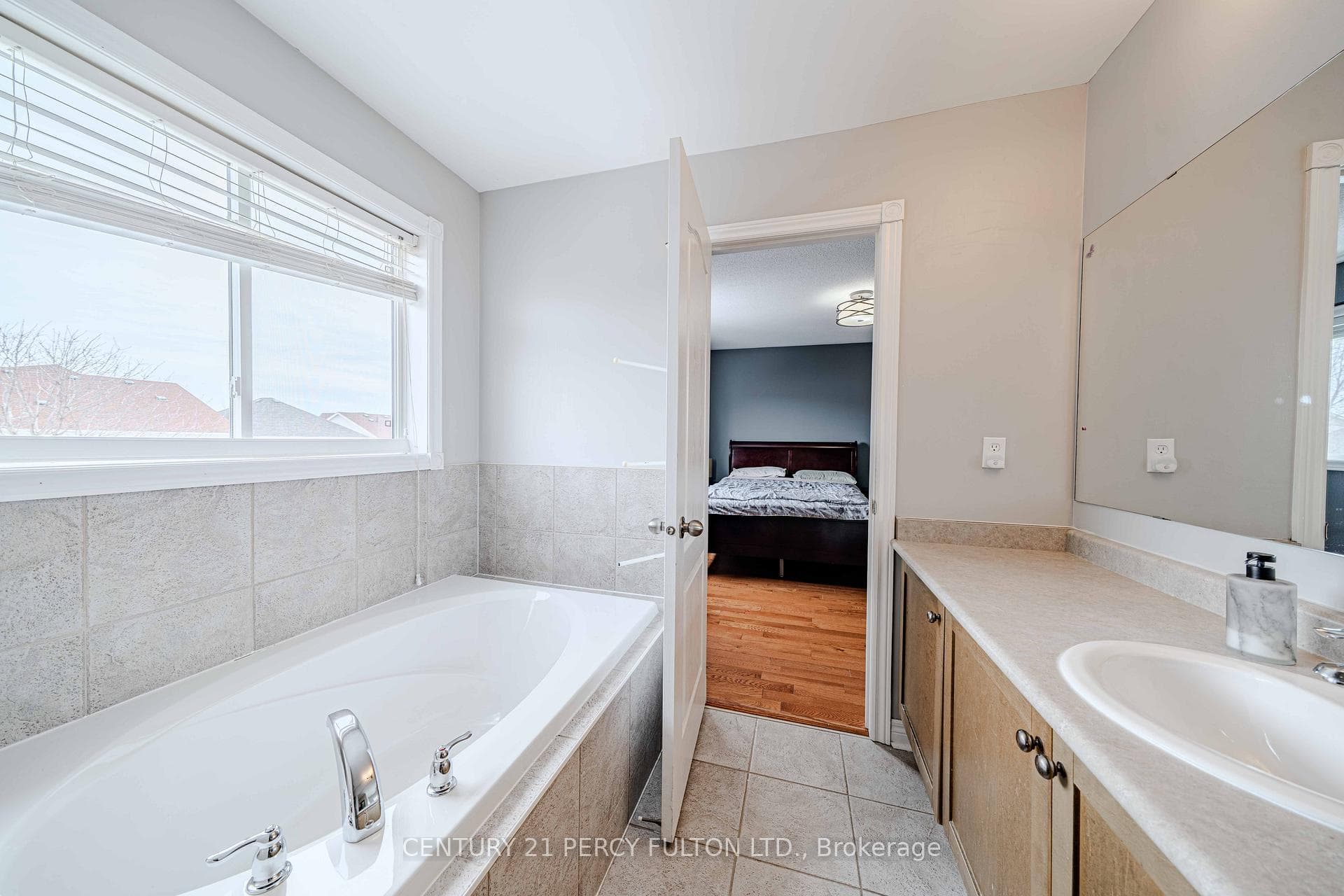 1276 Ashgrove Cres- washroom