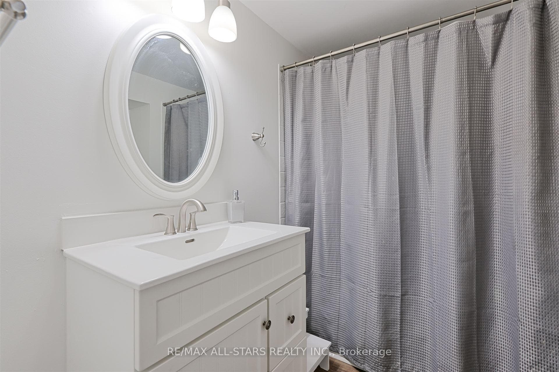 1725 Mount Albert Road photo 30