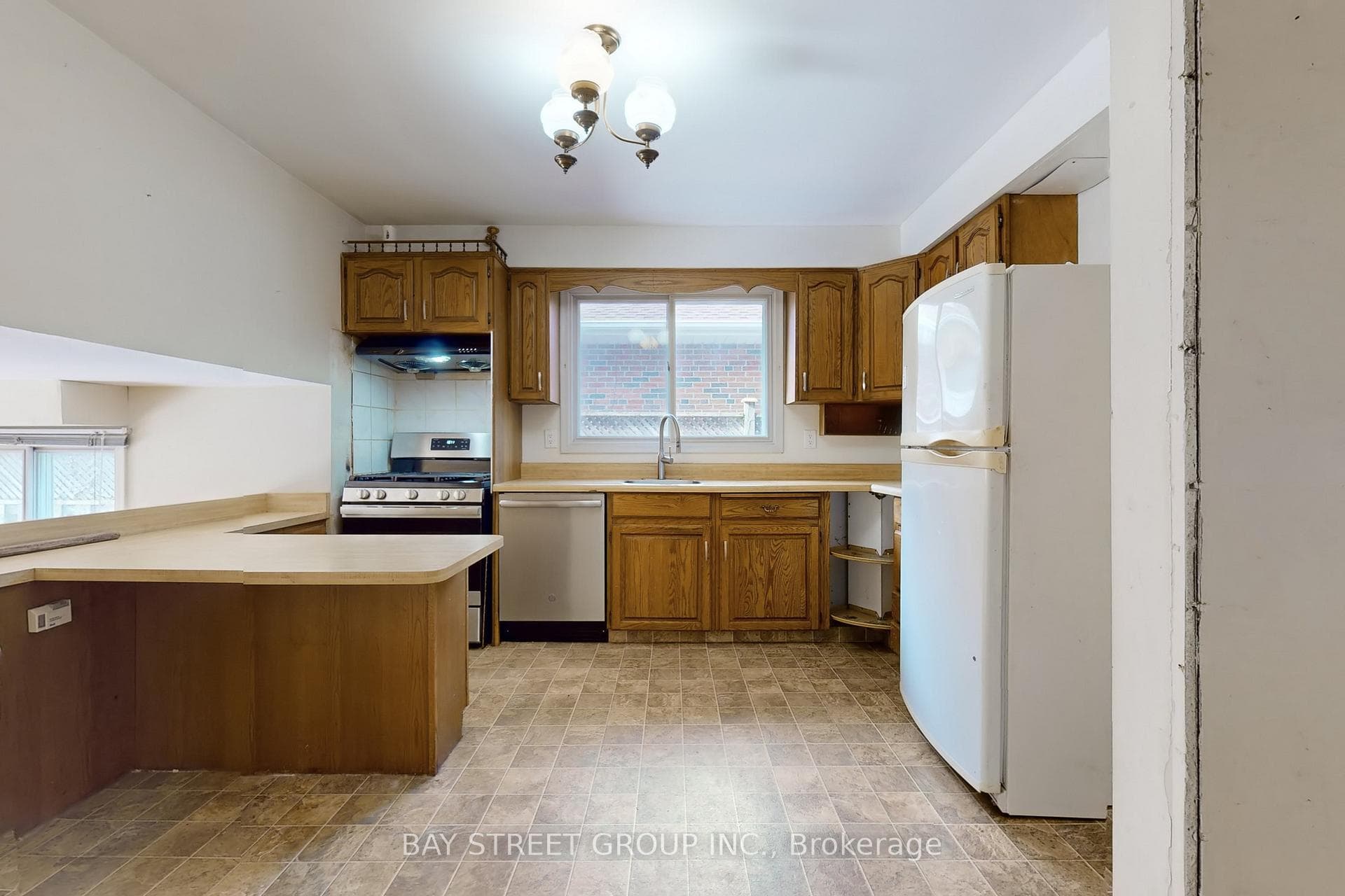 2152 Haygate Crescent photo 9