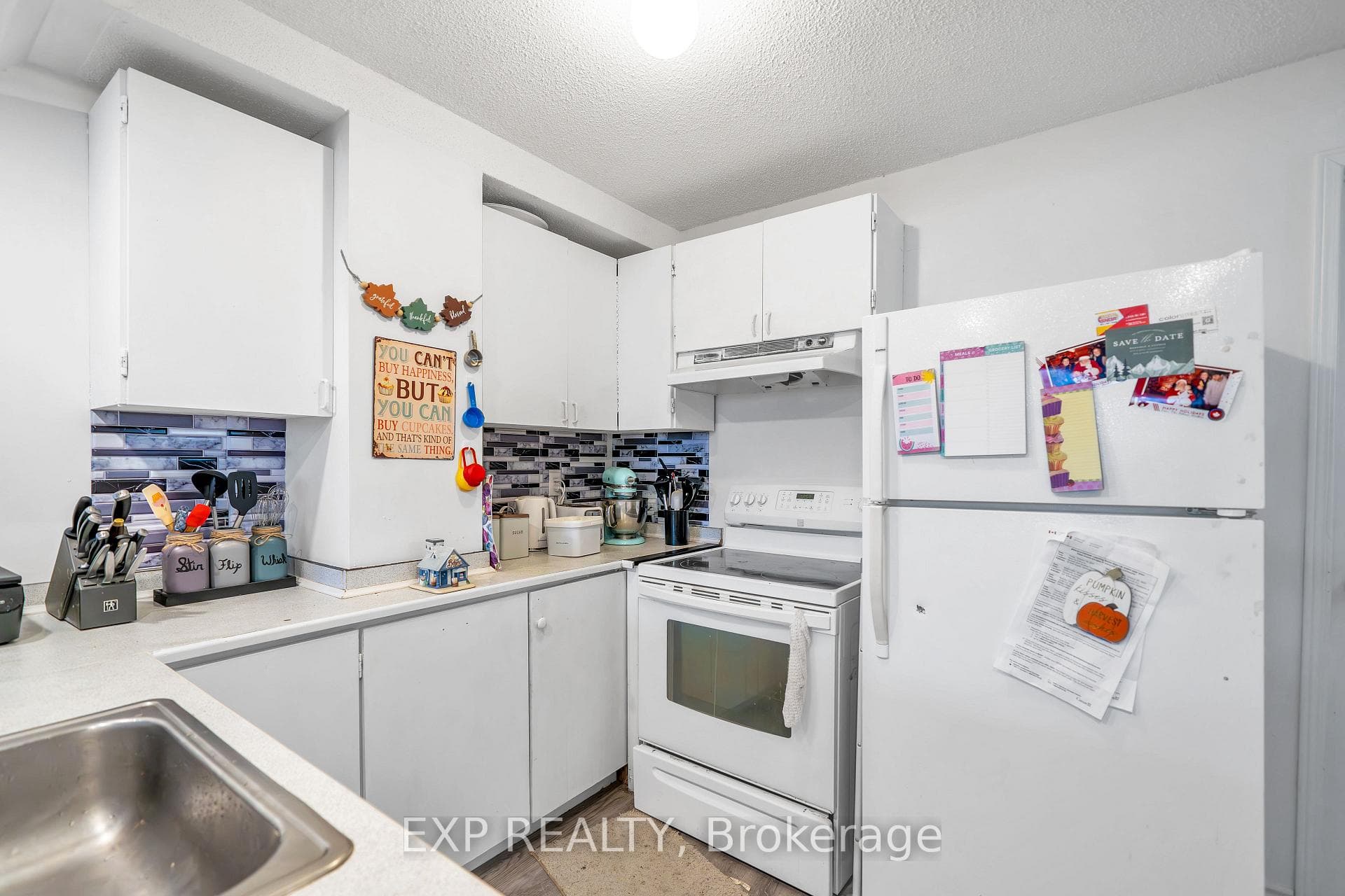 679 Frobisher Court photo 30