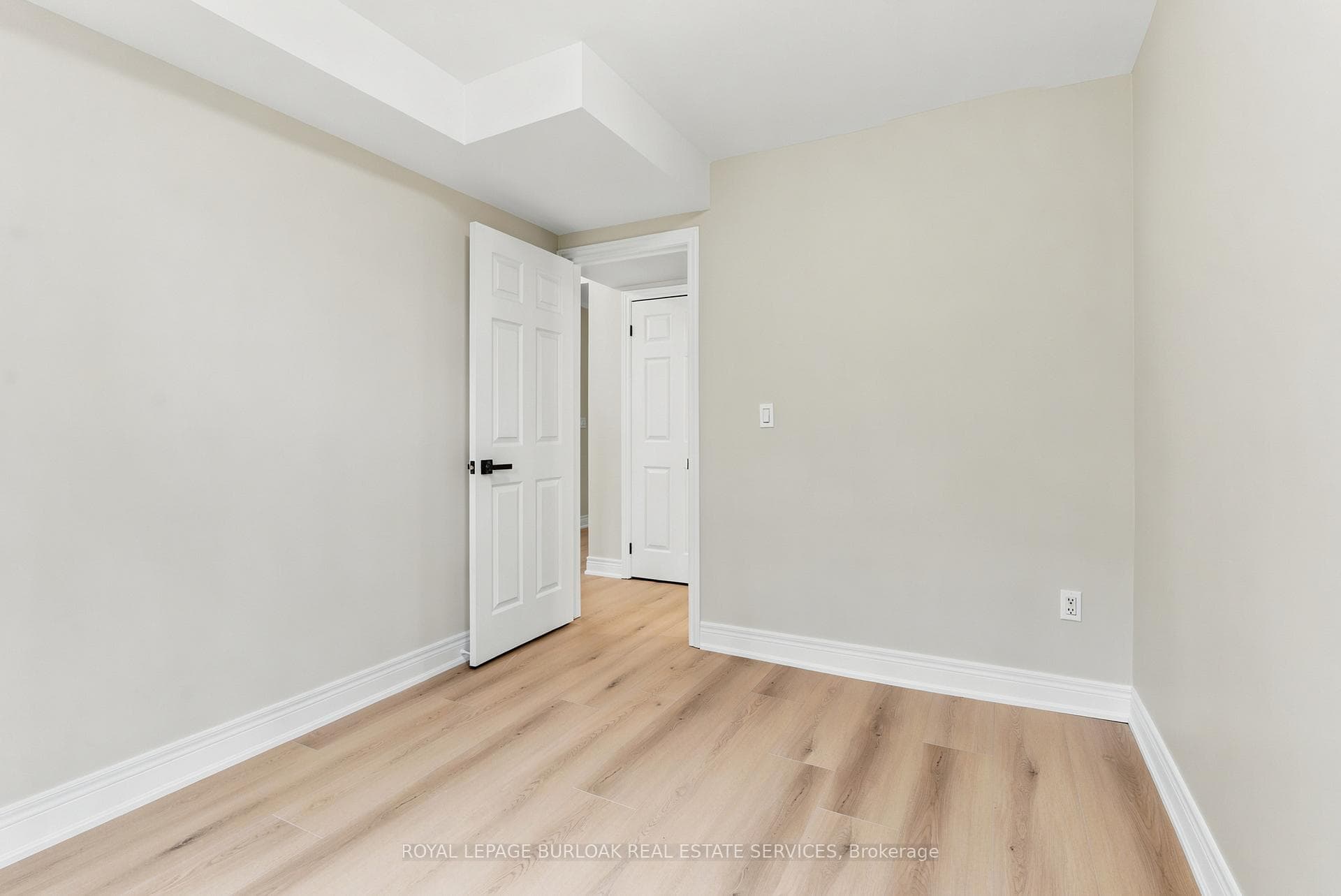 1553 Newlands Crescent photo 26