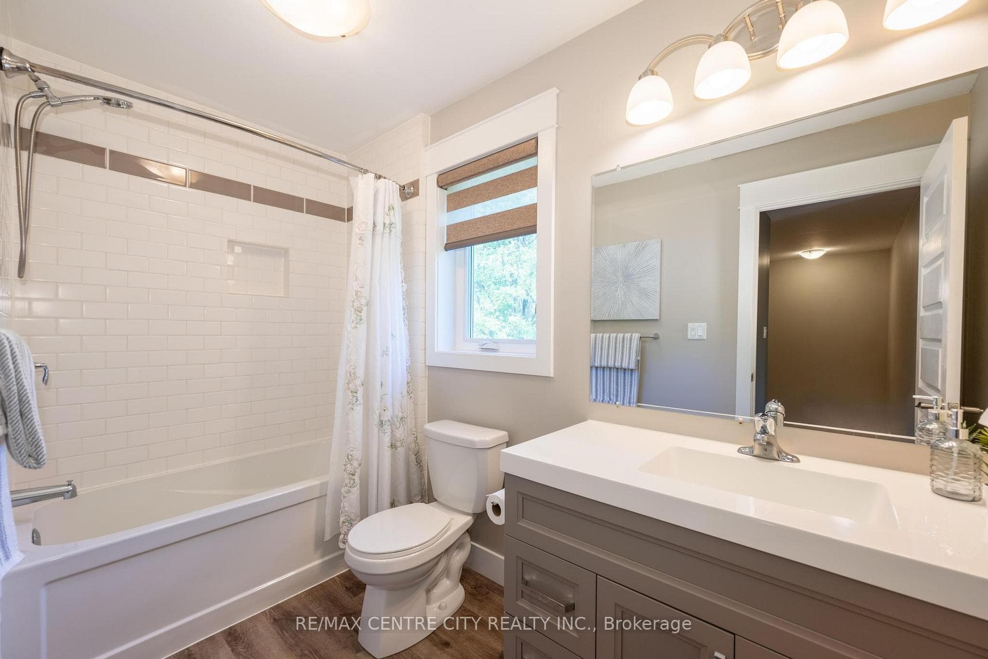 2580 Dundas Street photo 25