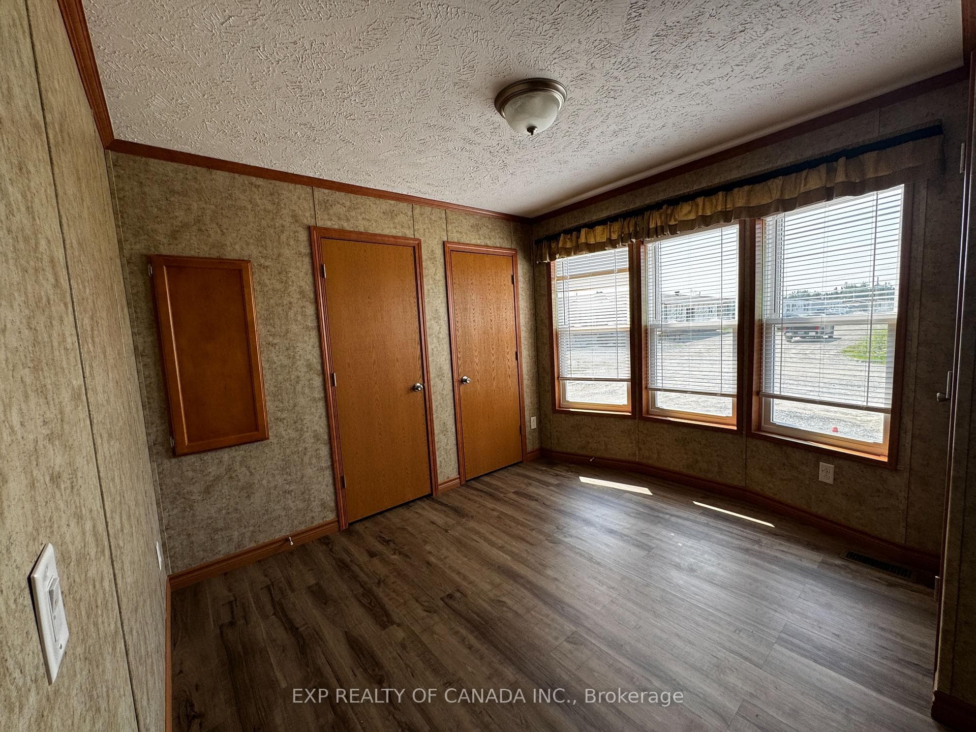 2nd Bedroom (bedroom 1), large bay window