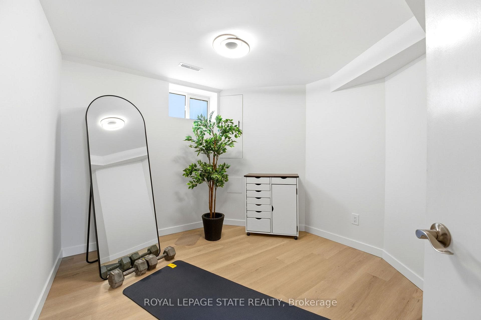 957 Queensdale Avenue photo 19