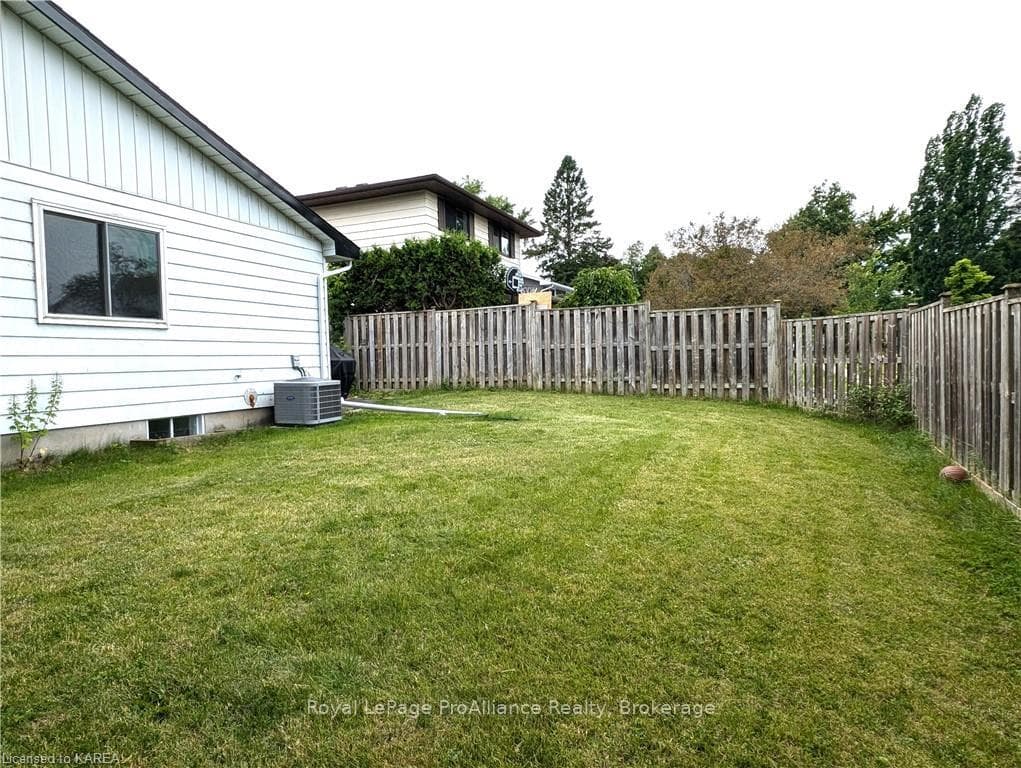 721 HOLGATE Crescent photo 40