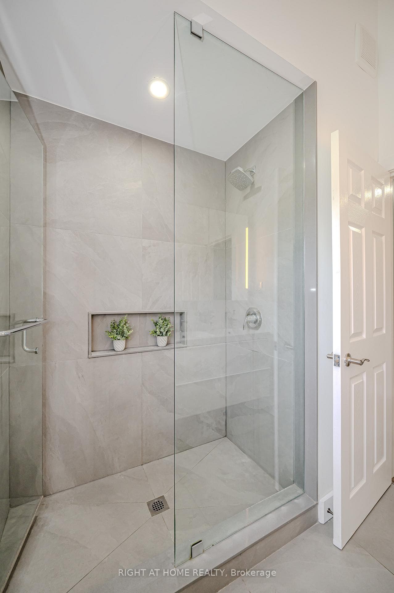 Main Bathroom 3pc.