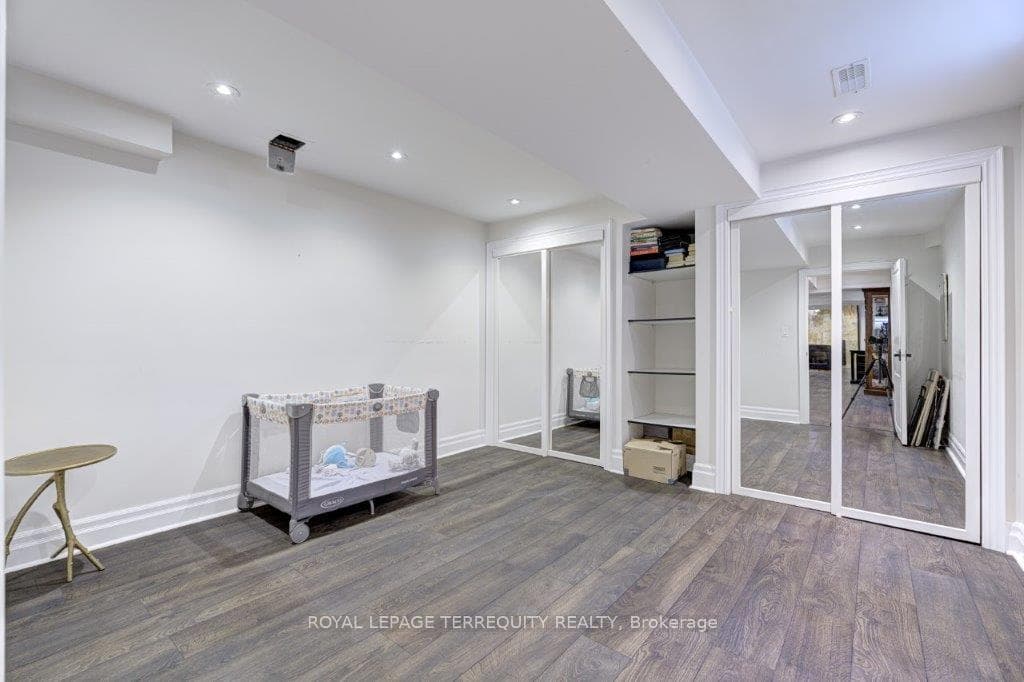 182 Hoey Crescent photo 38