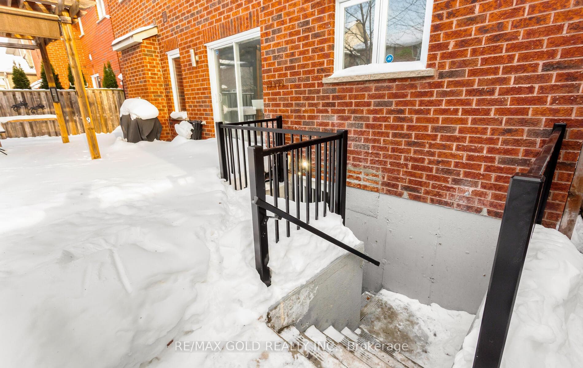 1075 Gorham Way photo 2