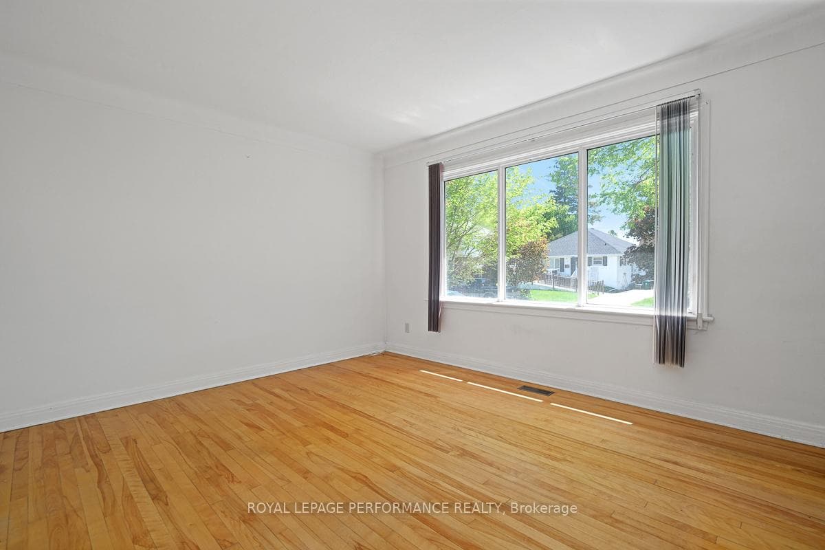 535 Dunbrack Street photo 4