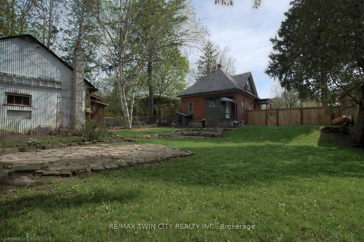 338 LAUREL Street photo 2