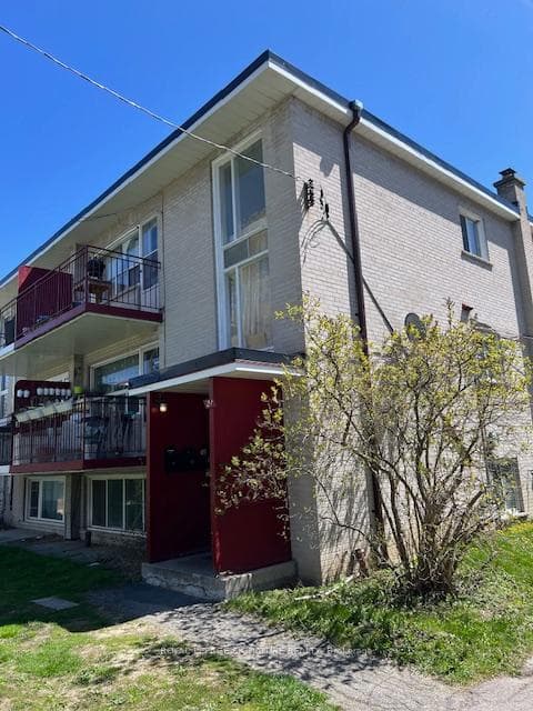 21 Charlemagne Drive photo 2