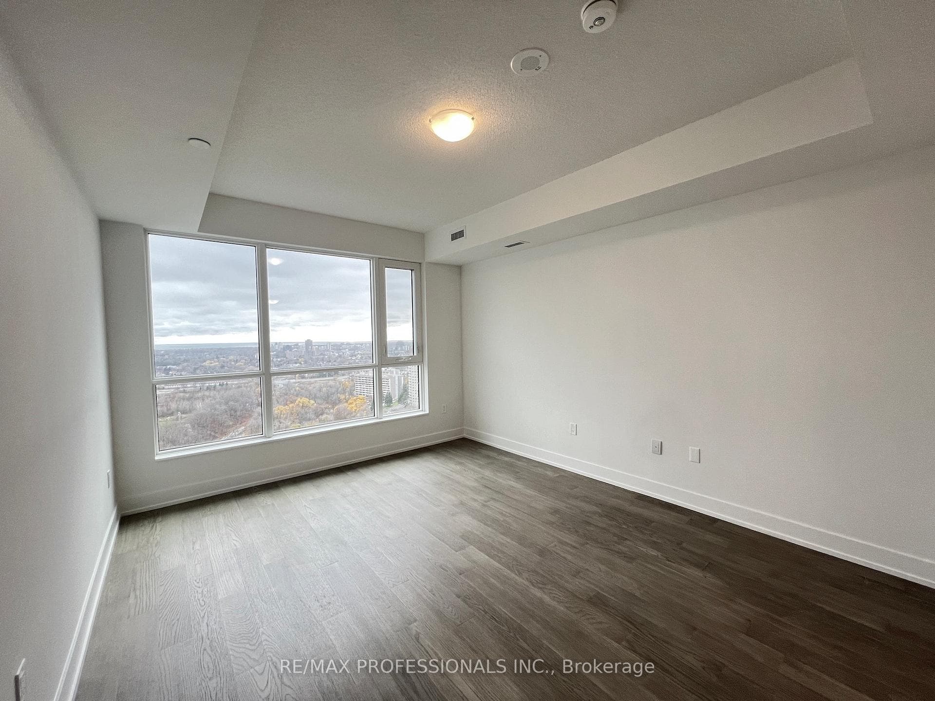 202 Burnhamthorpe Road Unit 2102 photo 6