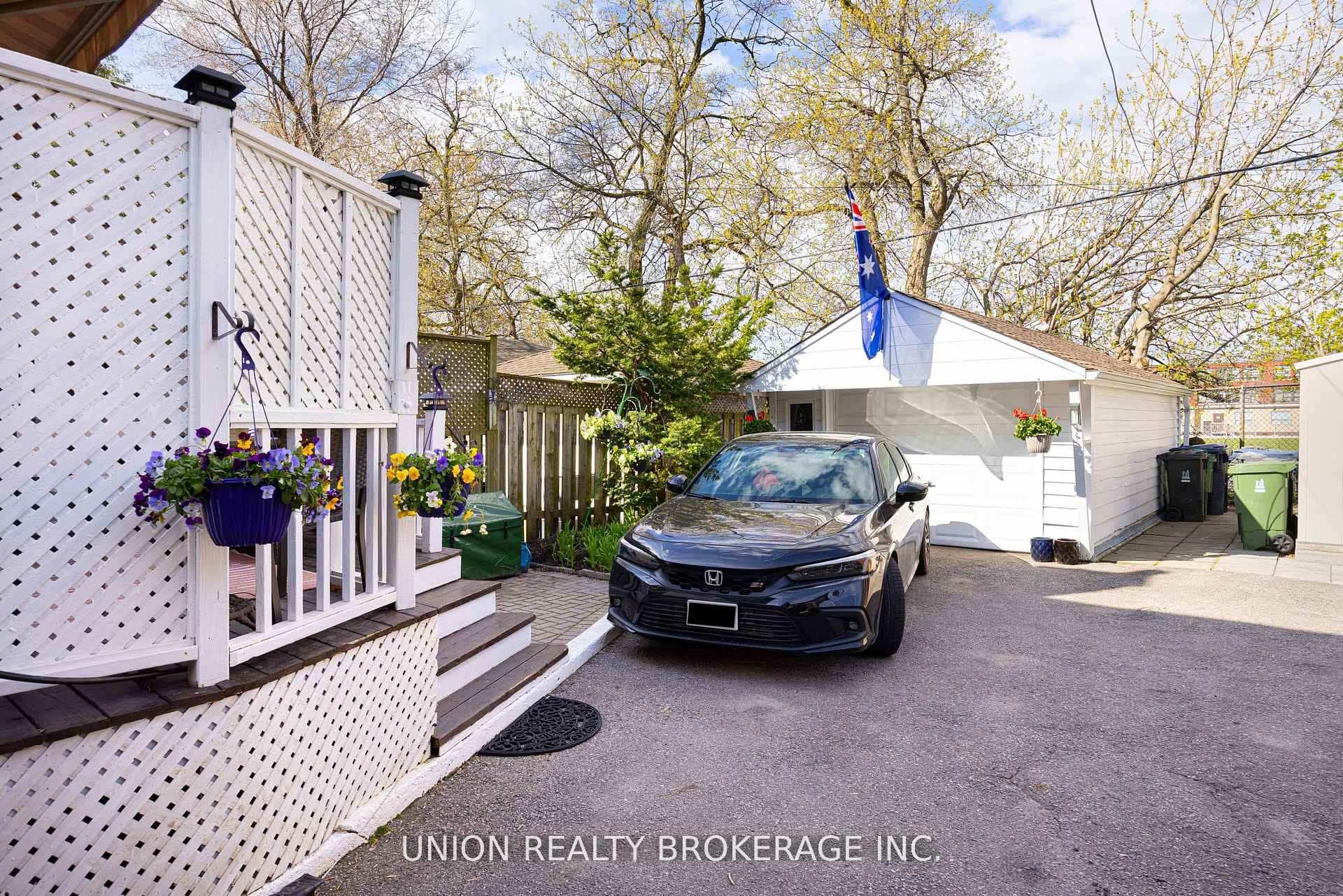154 Blantyre Avenue photo 34