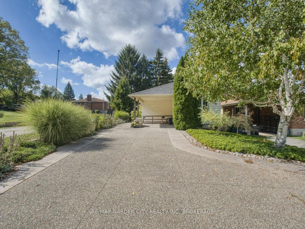 33 Dundas Crescent photo 3