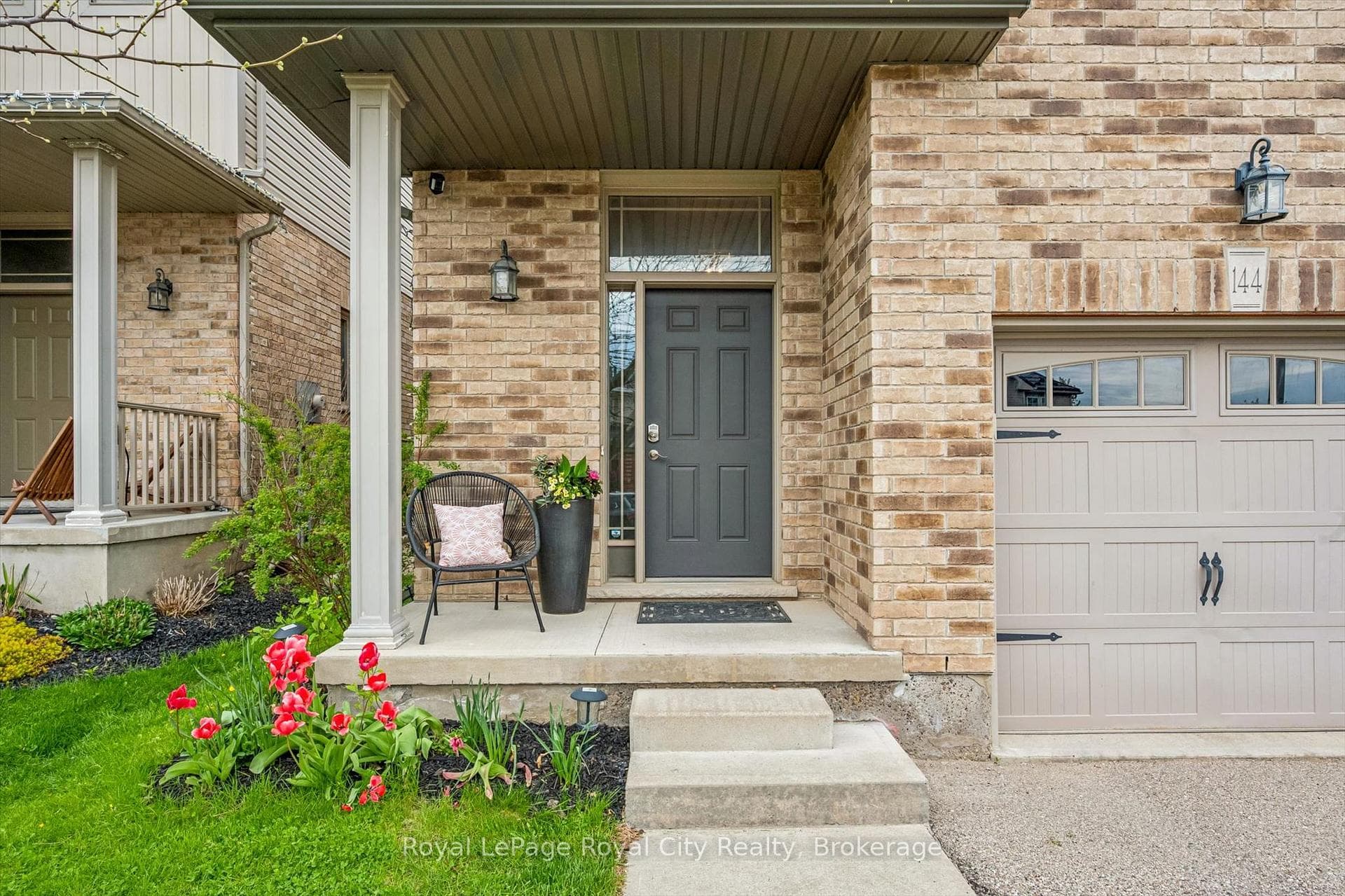 144 Kemp Crescent photo 2