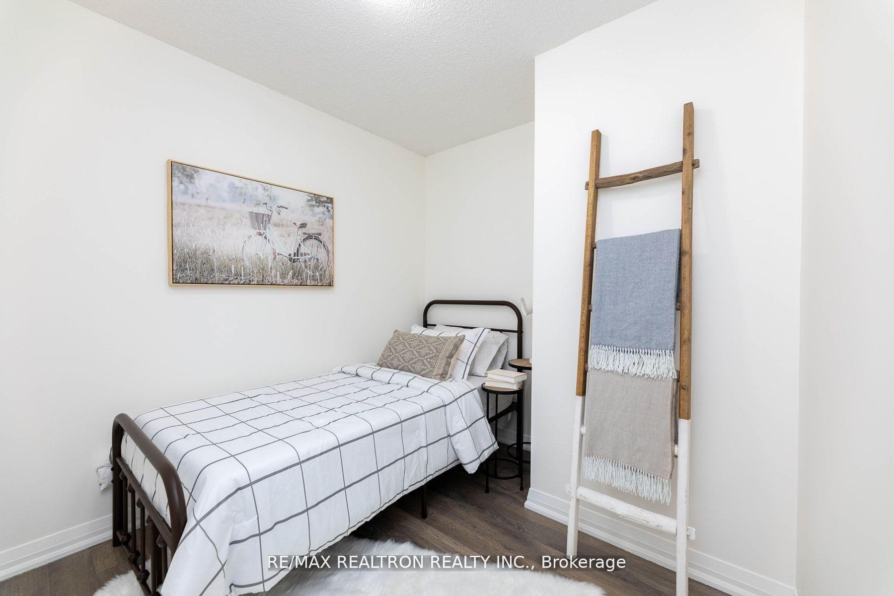 30 Meadowglen Place Unit 1901 photo 25