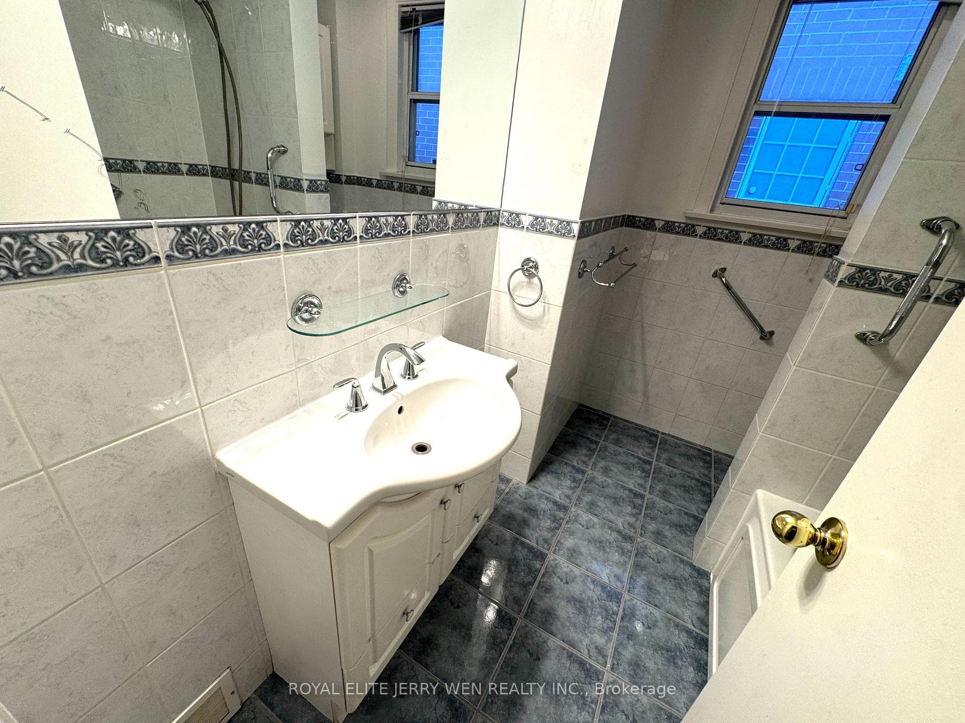 391 Glengarry Avenue photo 17