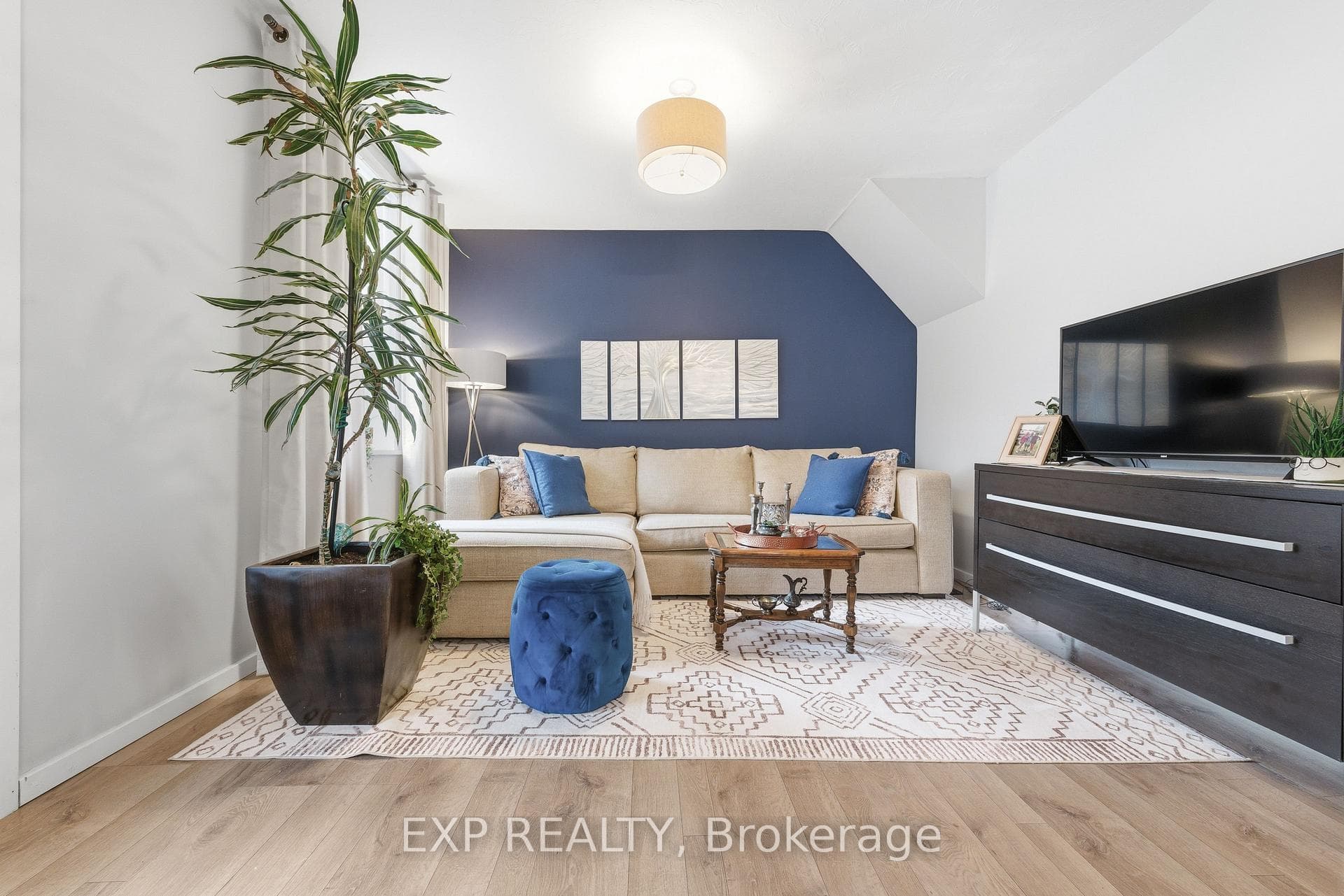 162 Hincks Avenue photo 5