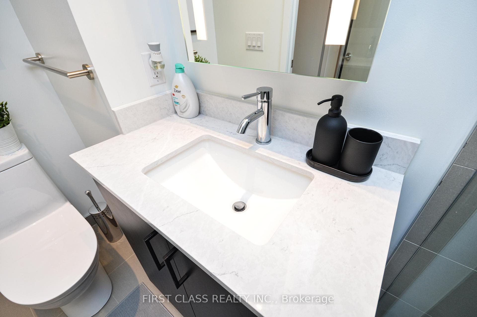 135 East Liberty Street photo 22