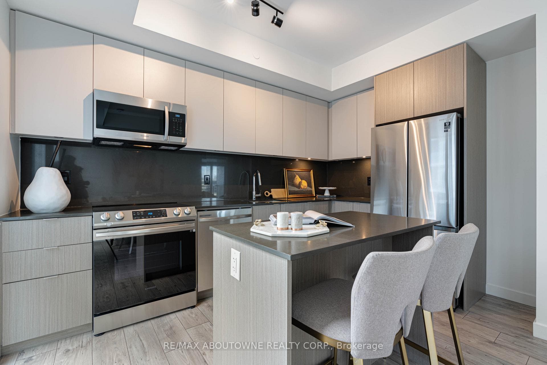 125 Bronte Road Unit 603 photo 4