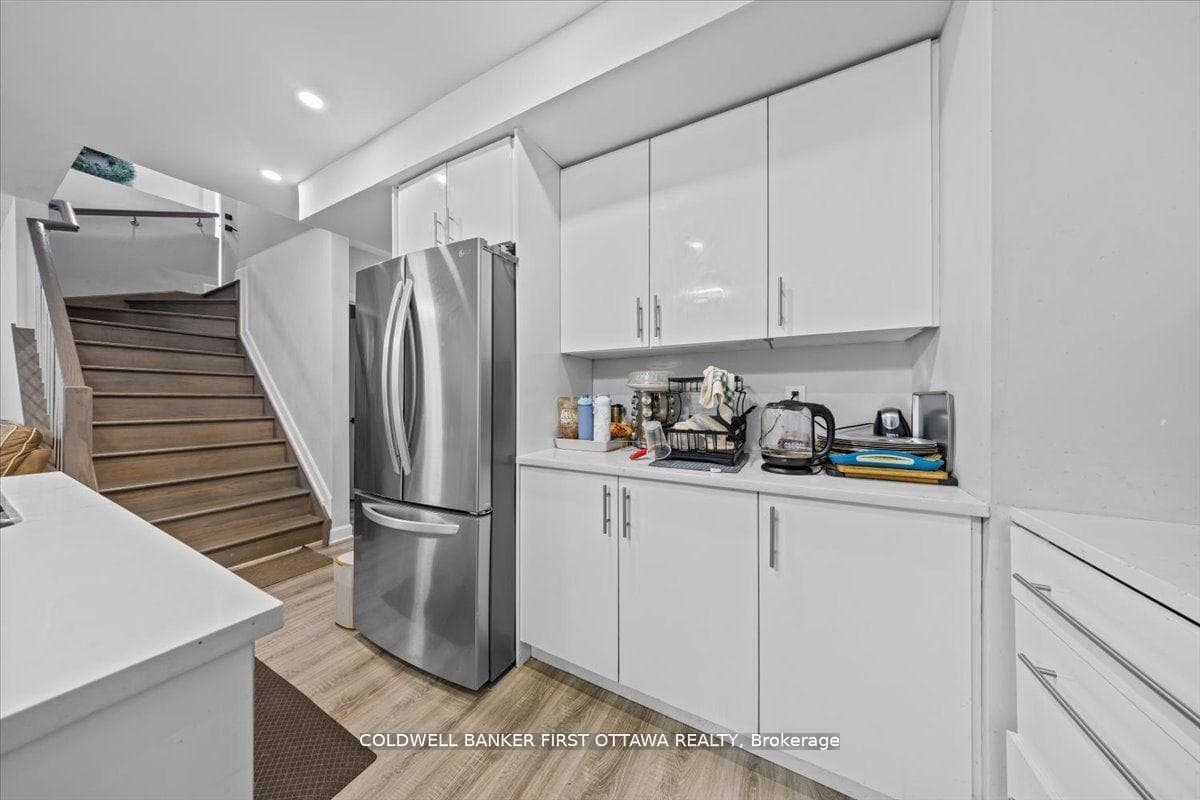 560 QUEEN MARY Street photo 35