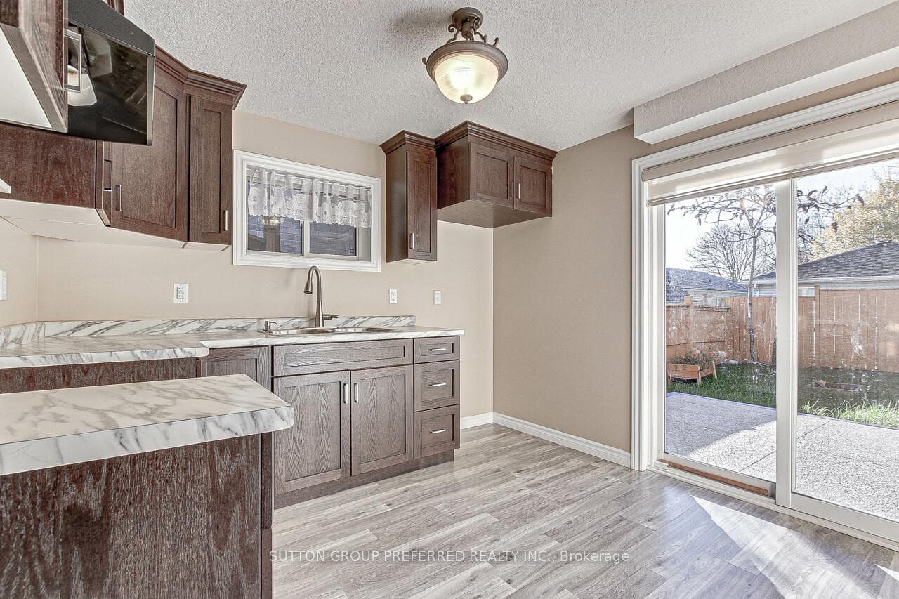 1851 Frederick Crescent photo 31
