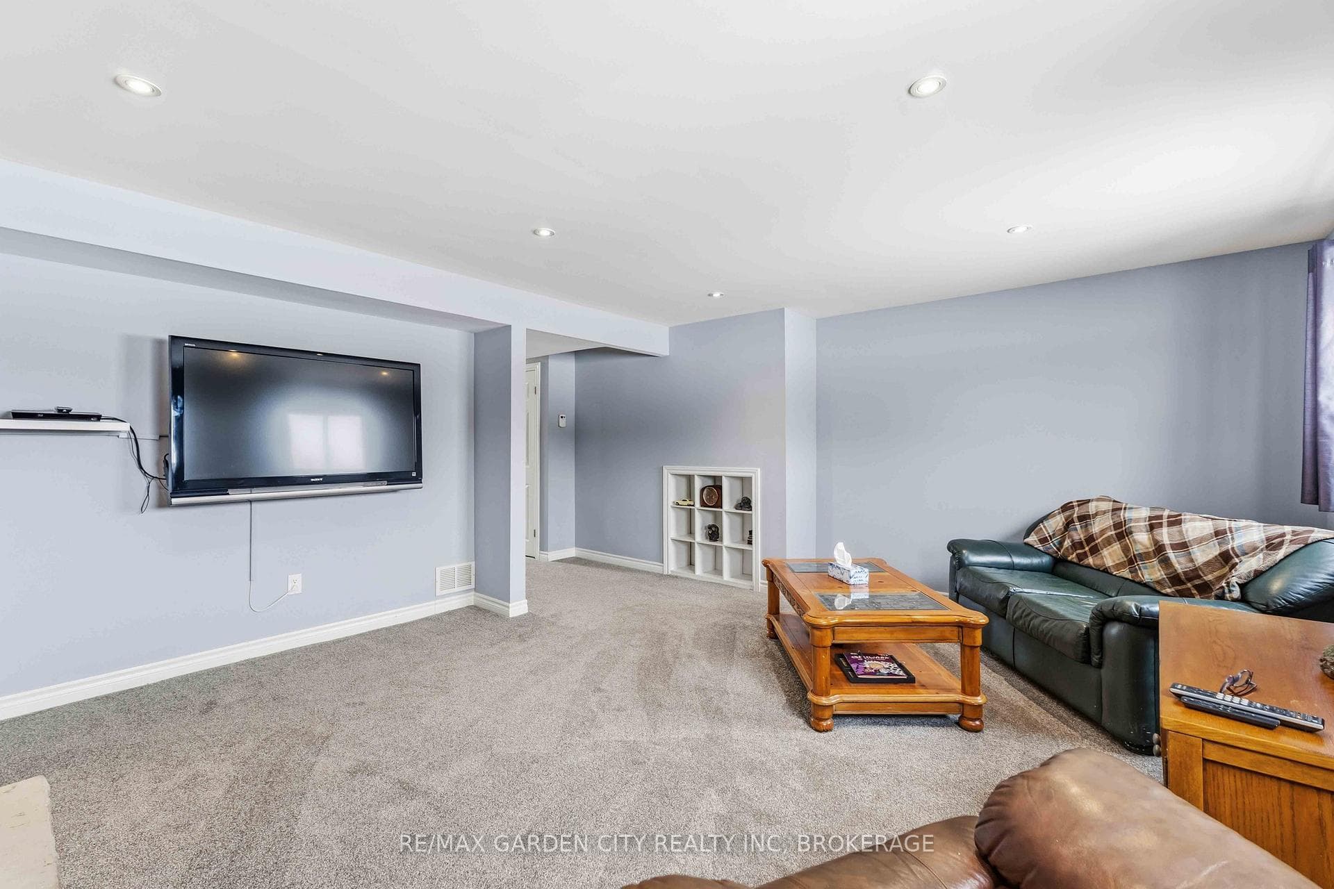 147 CAIRNS Crescent photo 37
