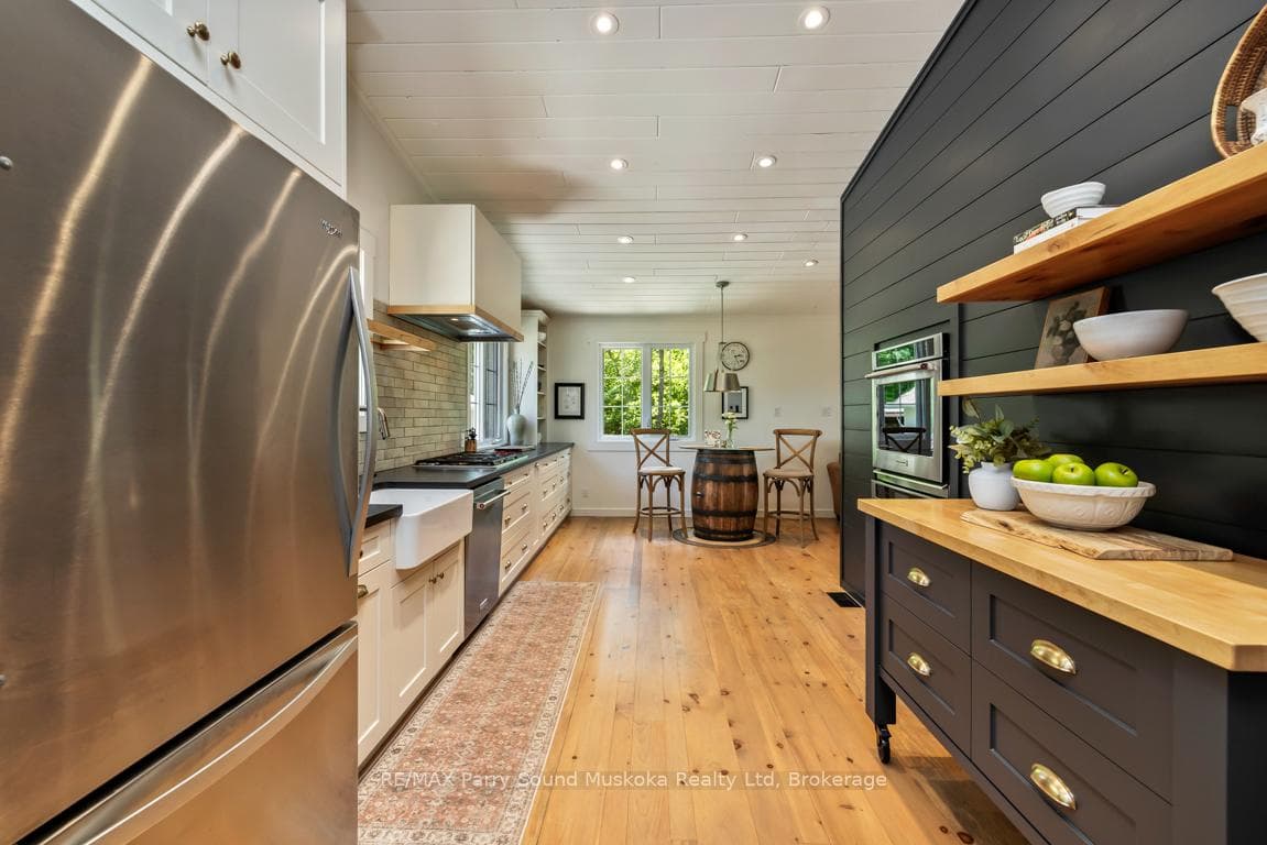 Chef's kitchen; quartz counters & stainless appl