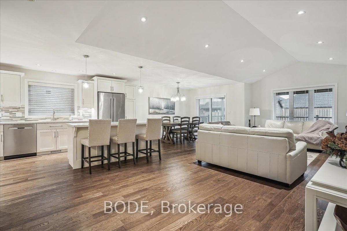 215 Oak Street photo 7