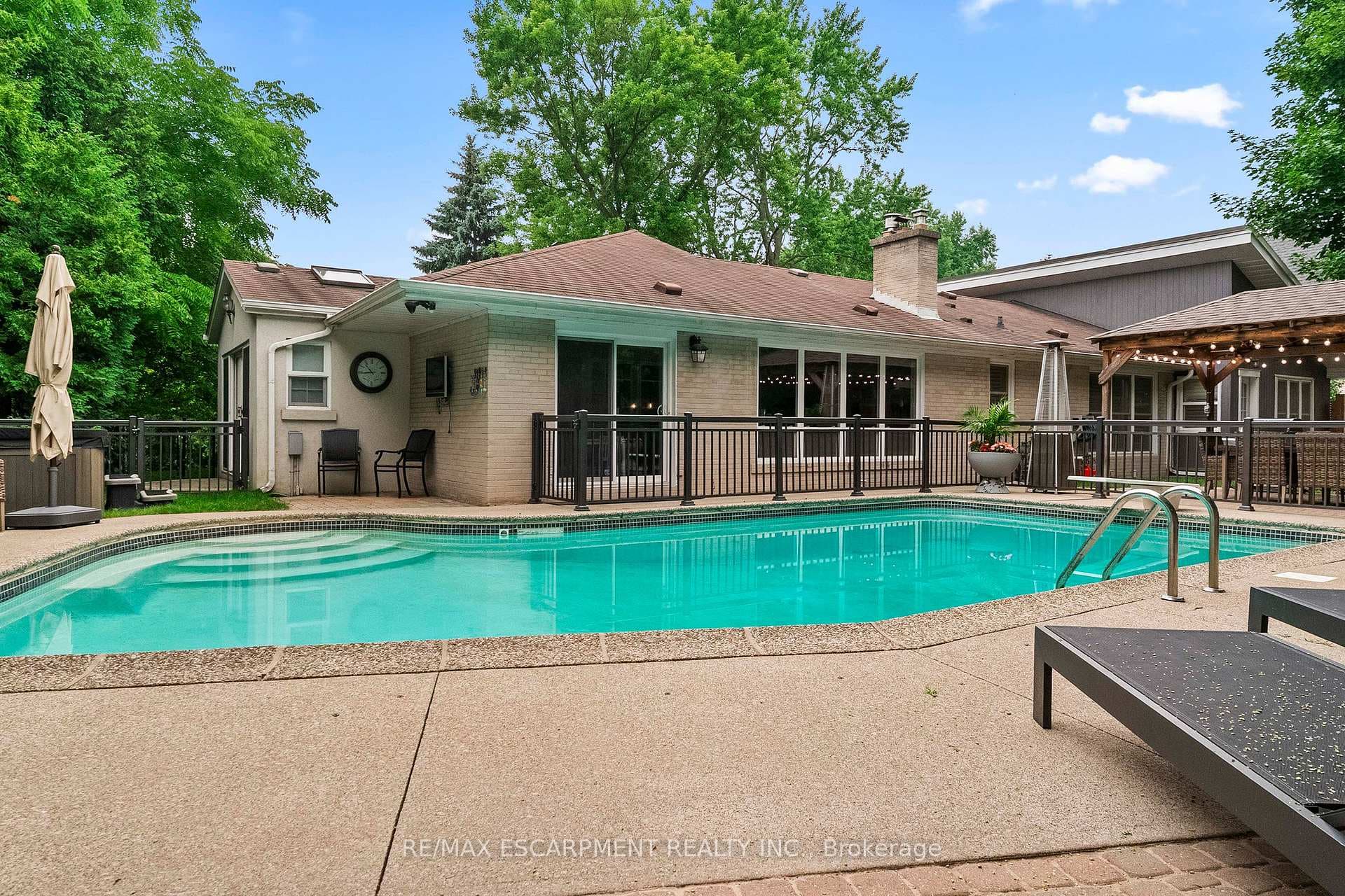 615 VANESSA Crescent photo 42