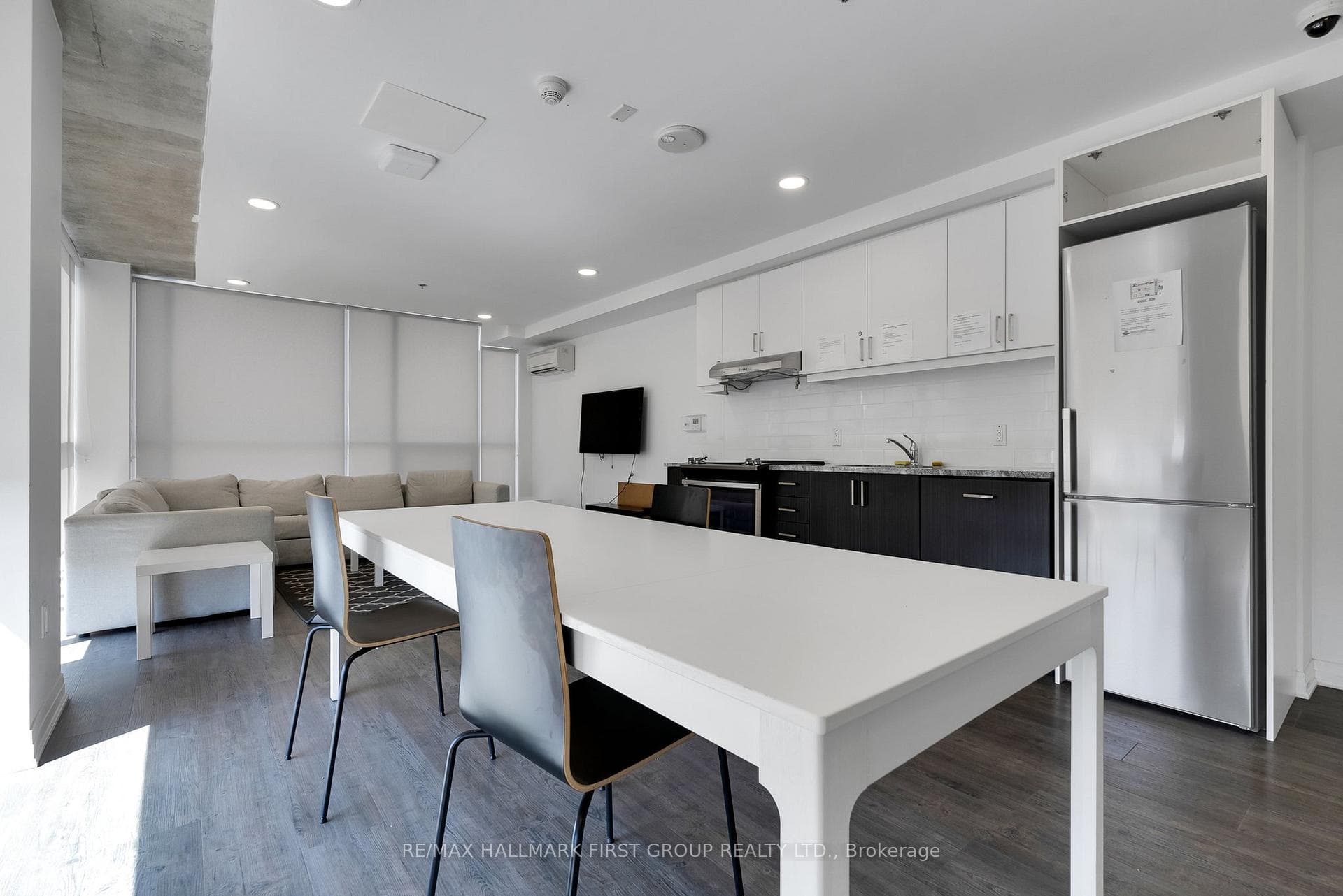 1900 Simcoe Street Unit 709 photo 19