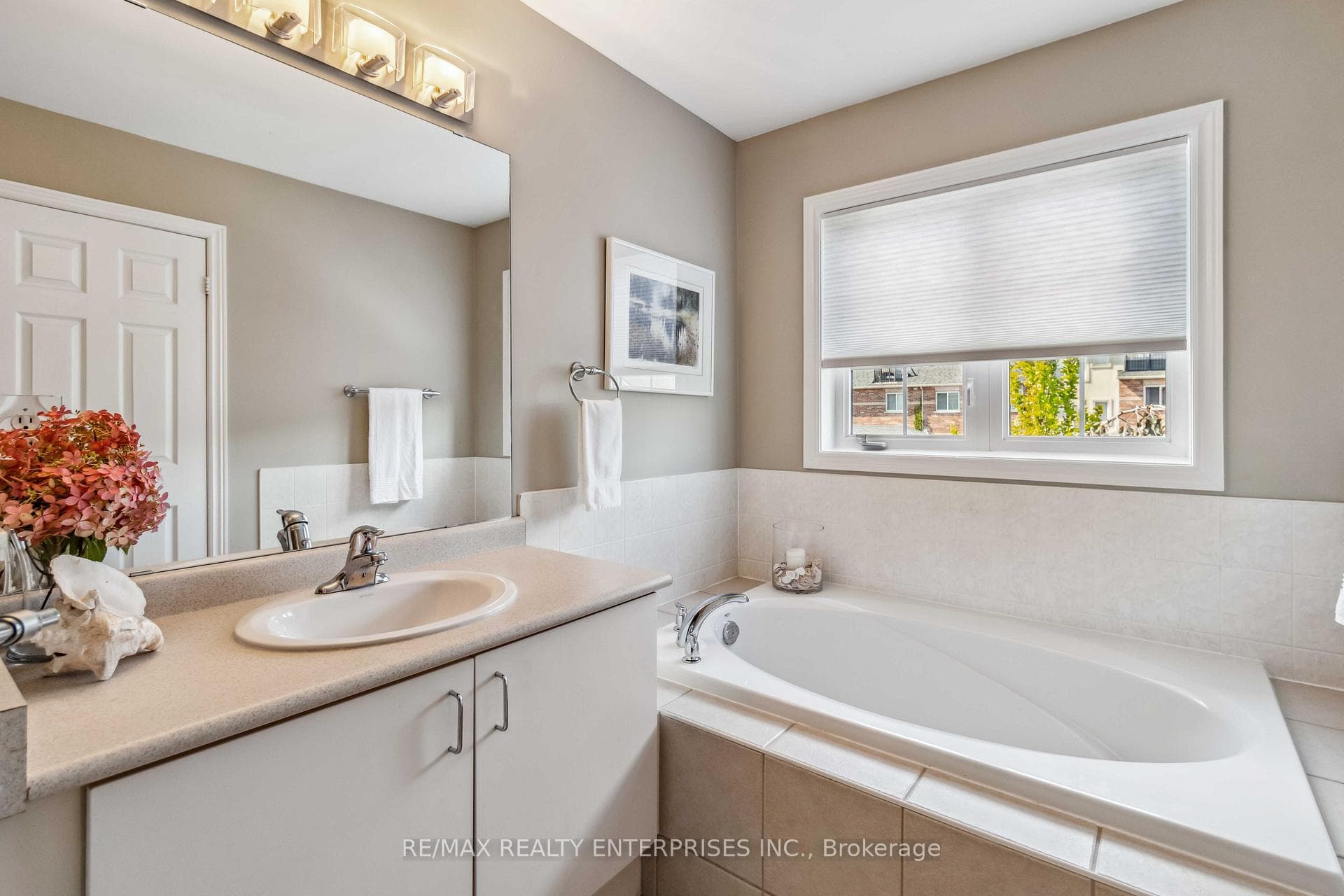3327 Eglinton Avenue photo 18