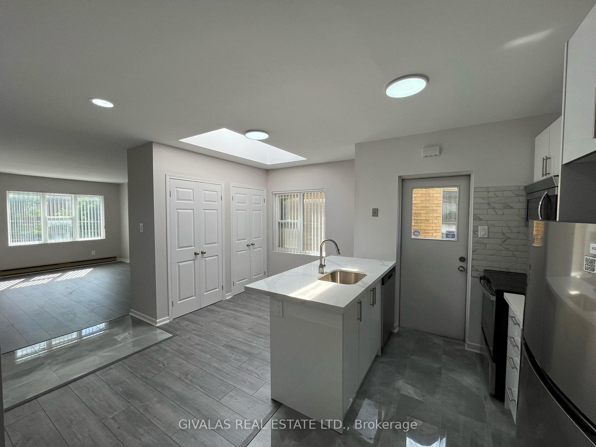 100 Beverley Street Unit 3 photo 2