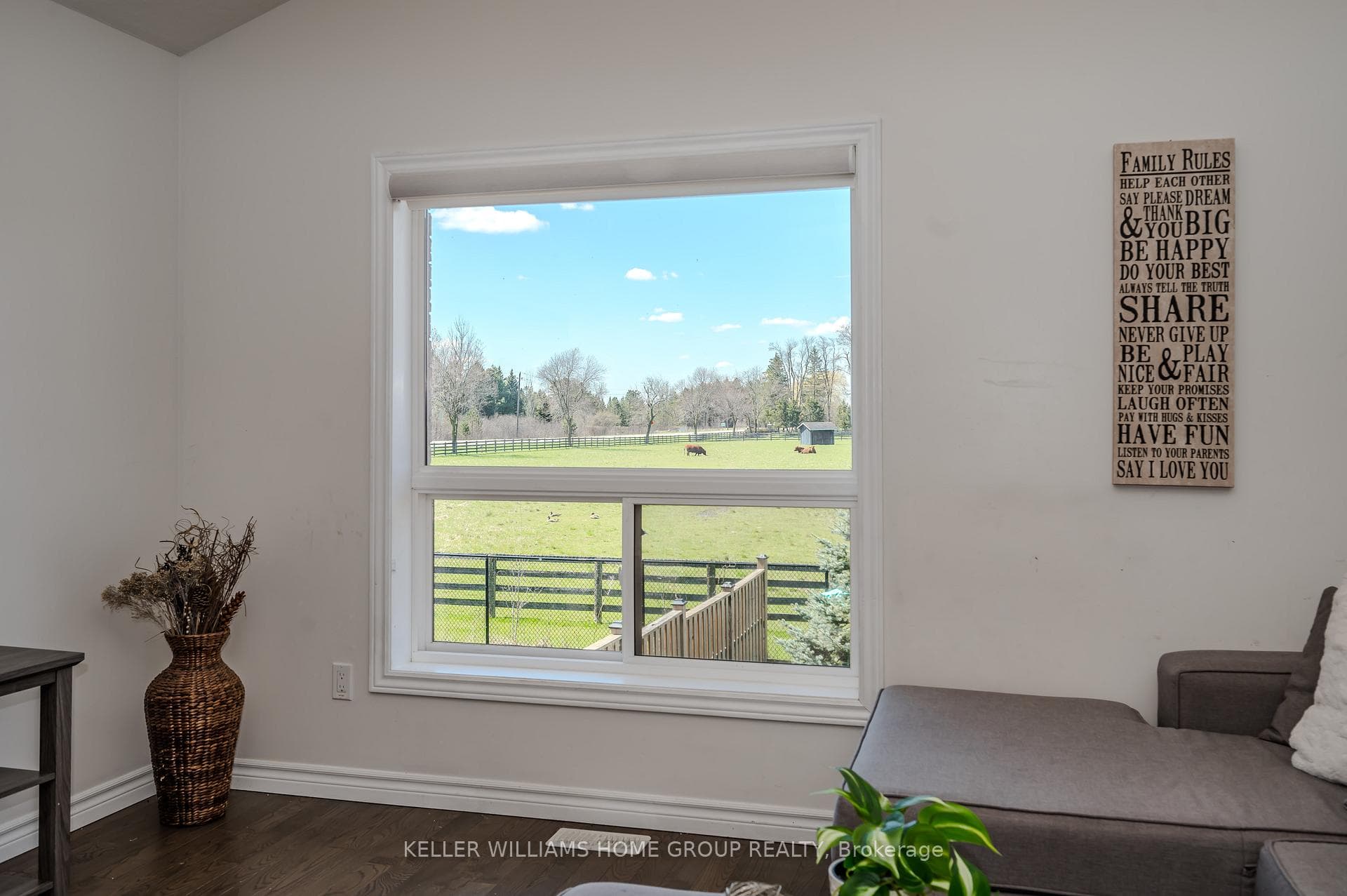 207 Couling Crescent photo 7