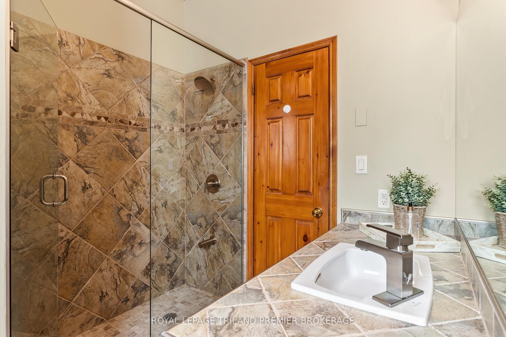 9936 ONTARIO Street photo 23