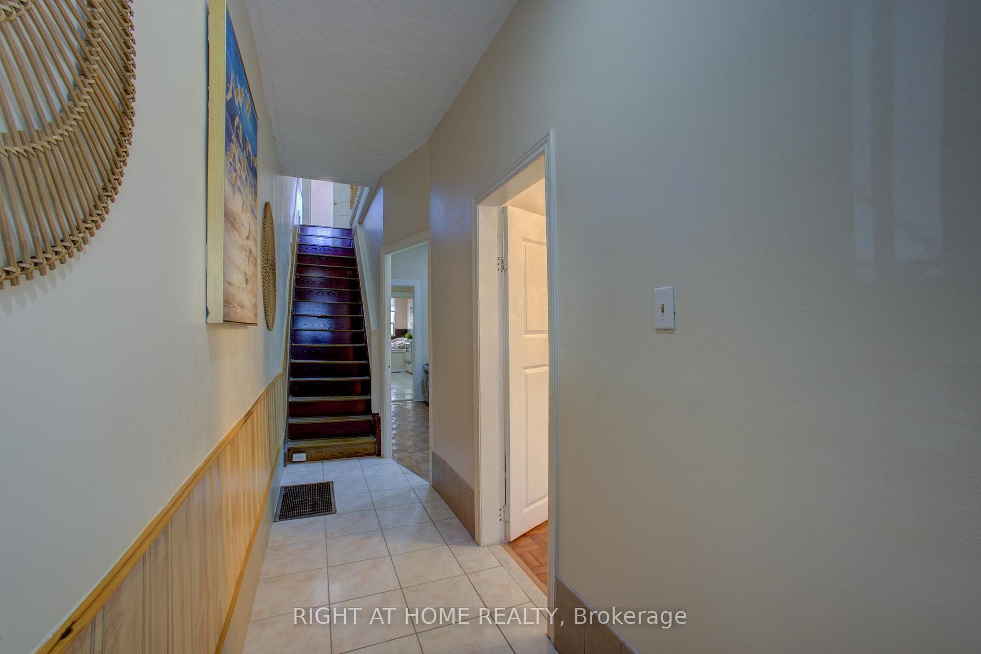 82 Uxbridge Avenue photo 3