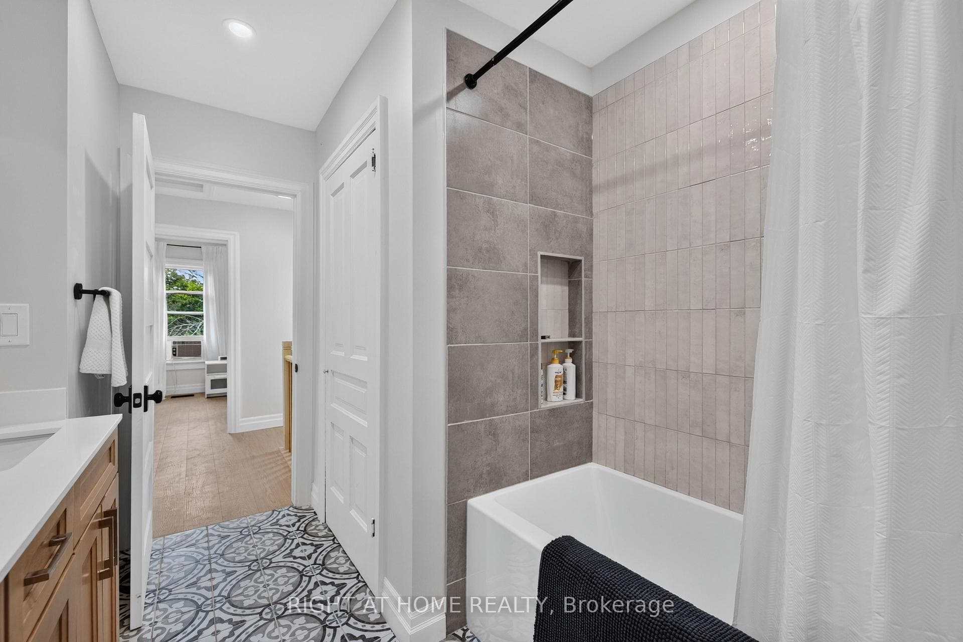 Deep soaker tub and niche
