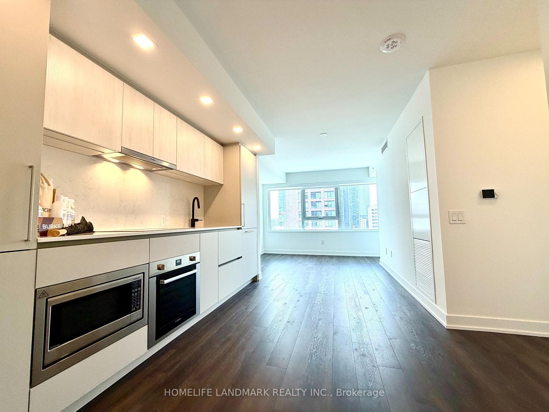 609 Sherbourne Street Unit 2303 photo 5