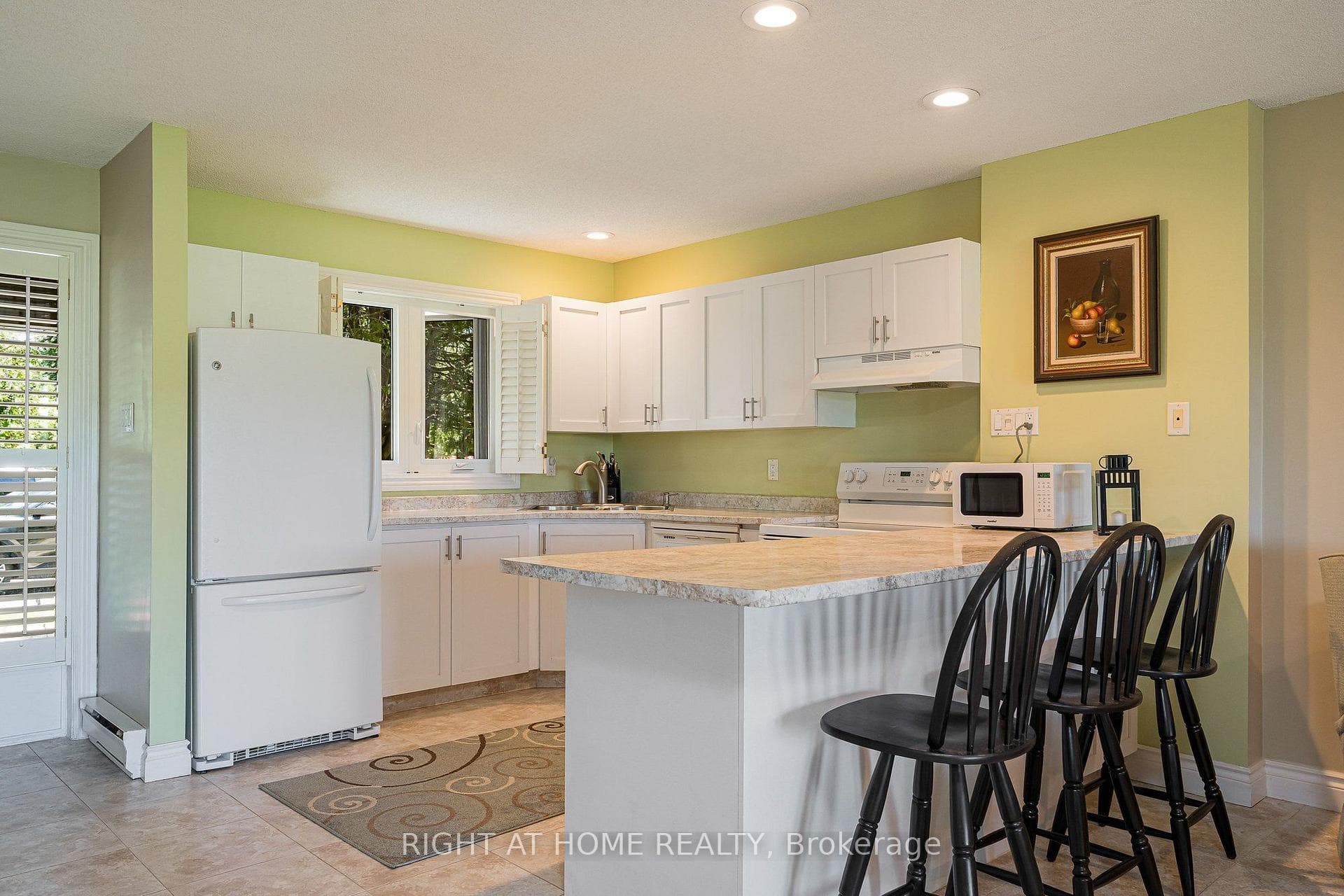 569 Oxbow Crescent photo 4