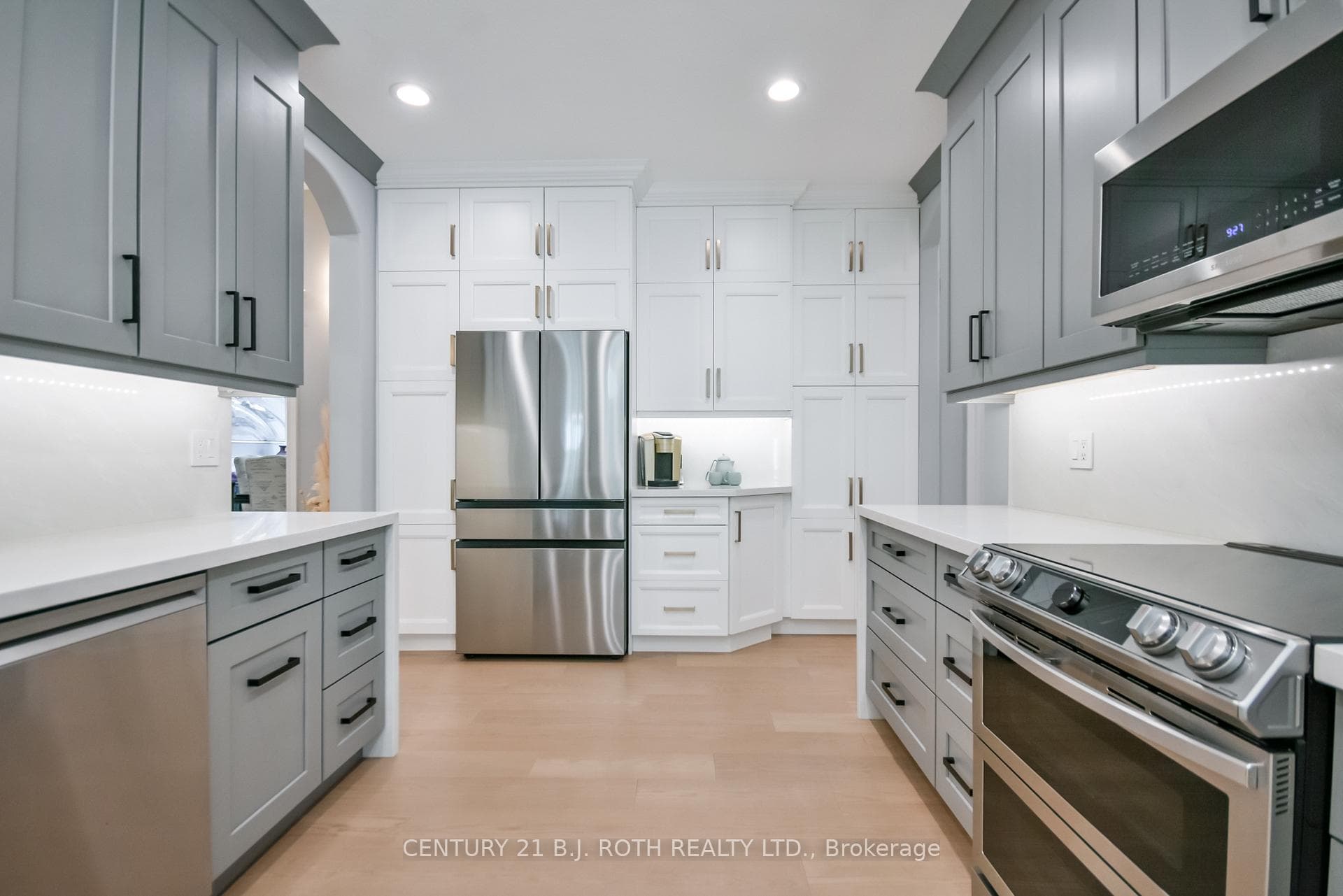 Kitchen w quartz waterfall counters & backsplash