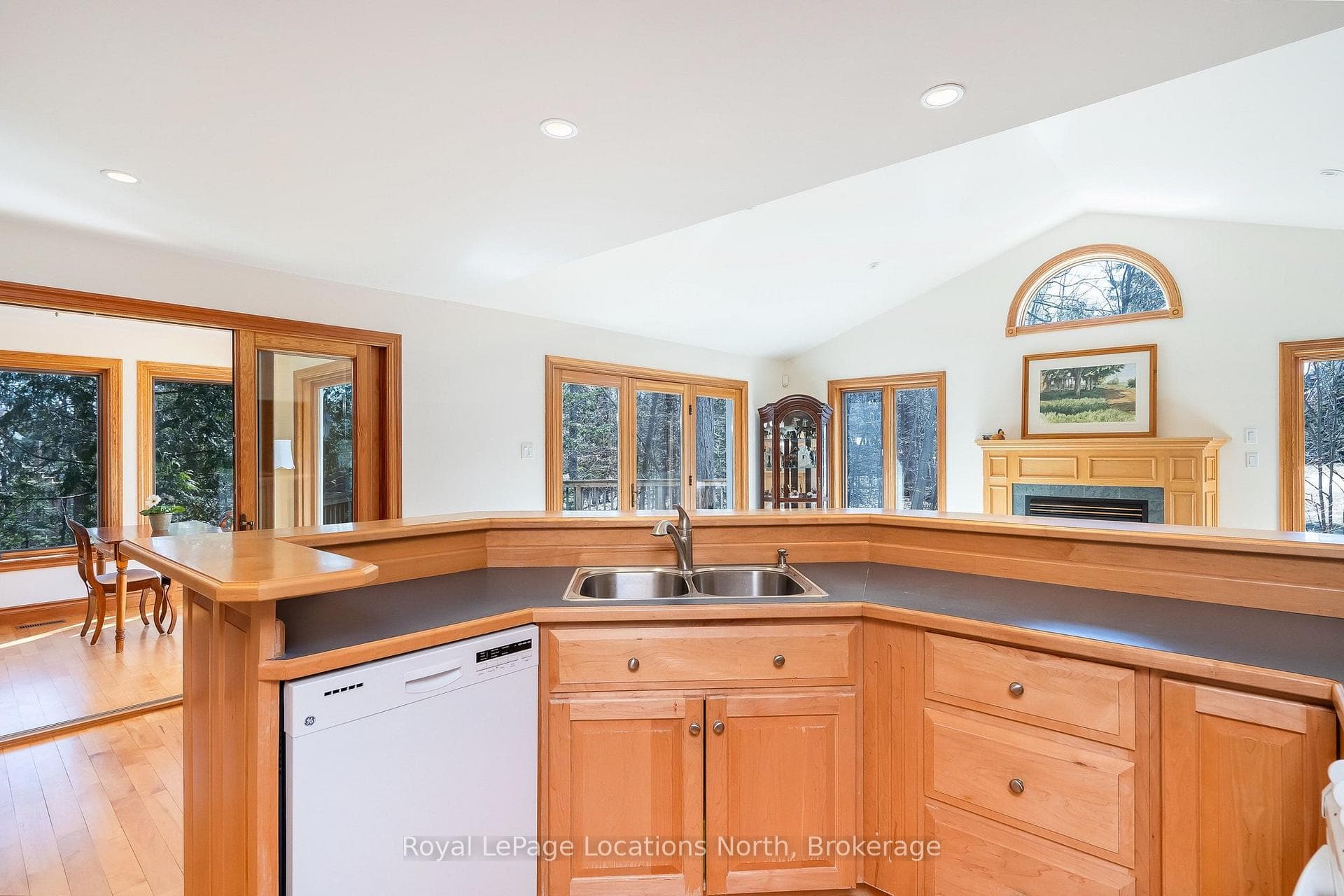 130 Cortina Crescent photo 21