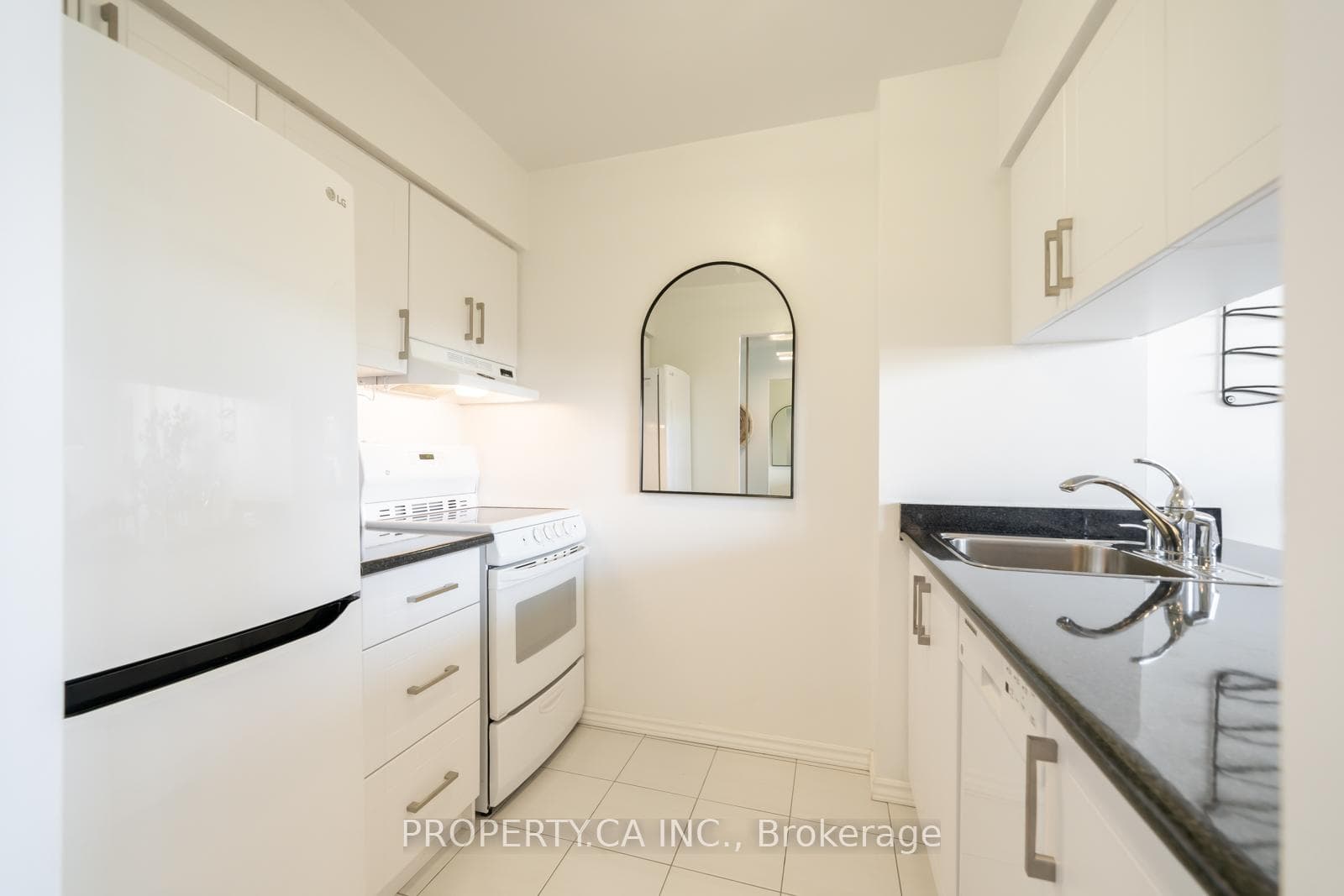 80 St Patrick Street Unit 914 photo 16