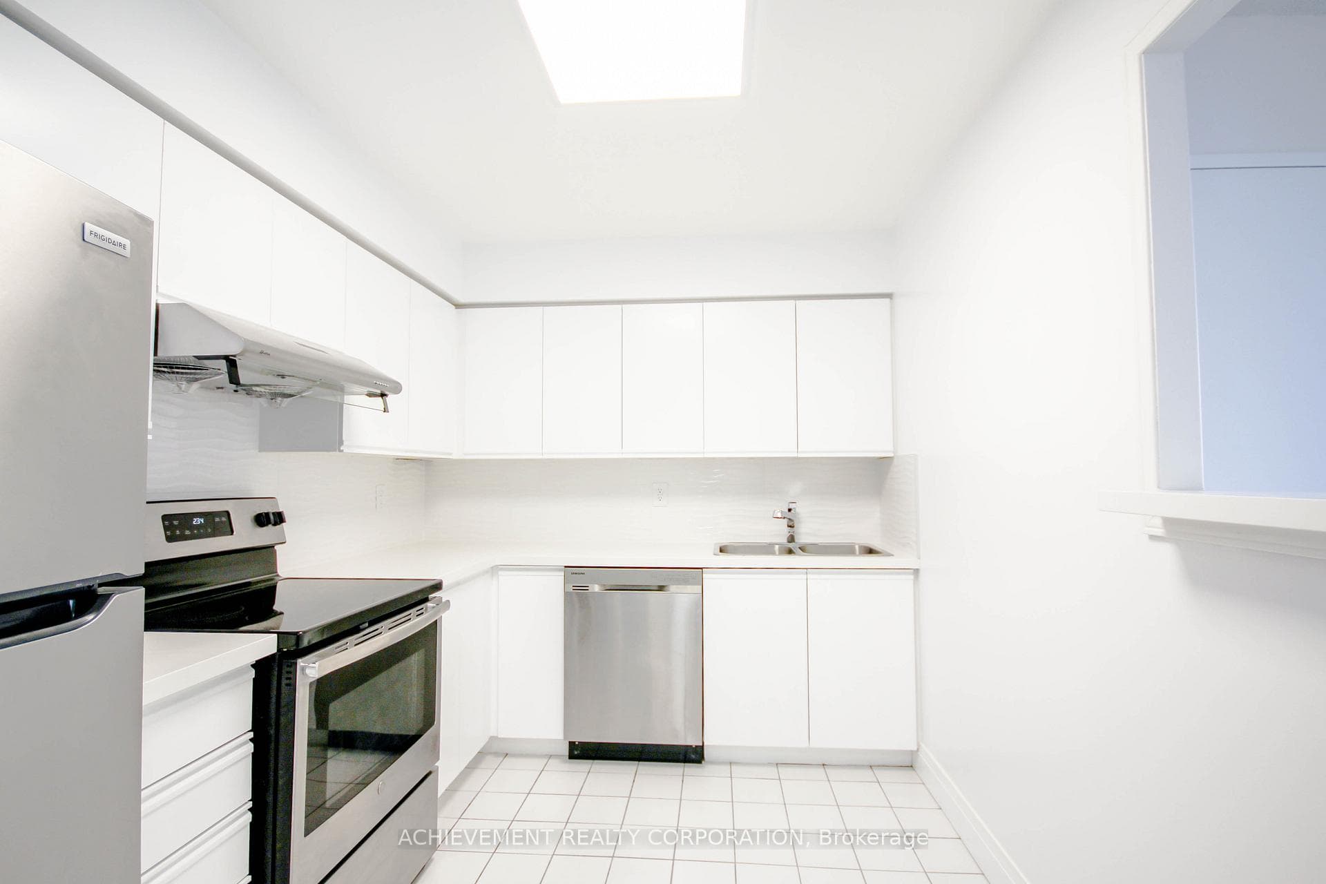 780 CFM Kitchen fan, Kitchen faucet, Double sink