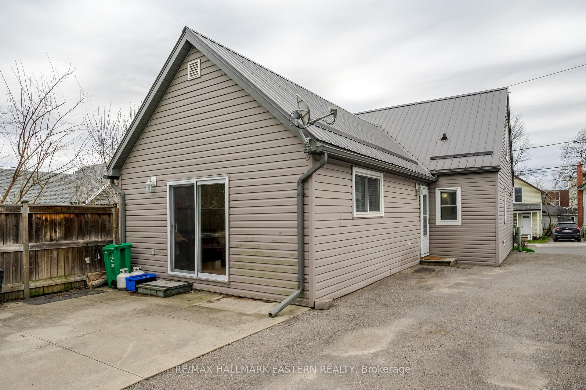 584 Paterson Street photo 40