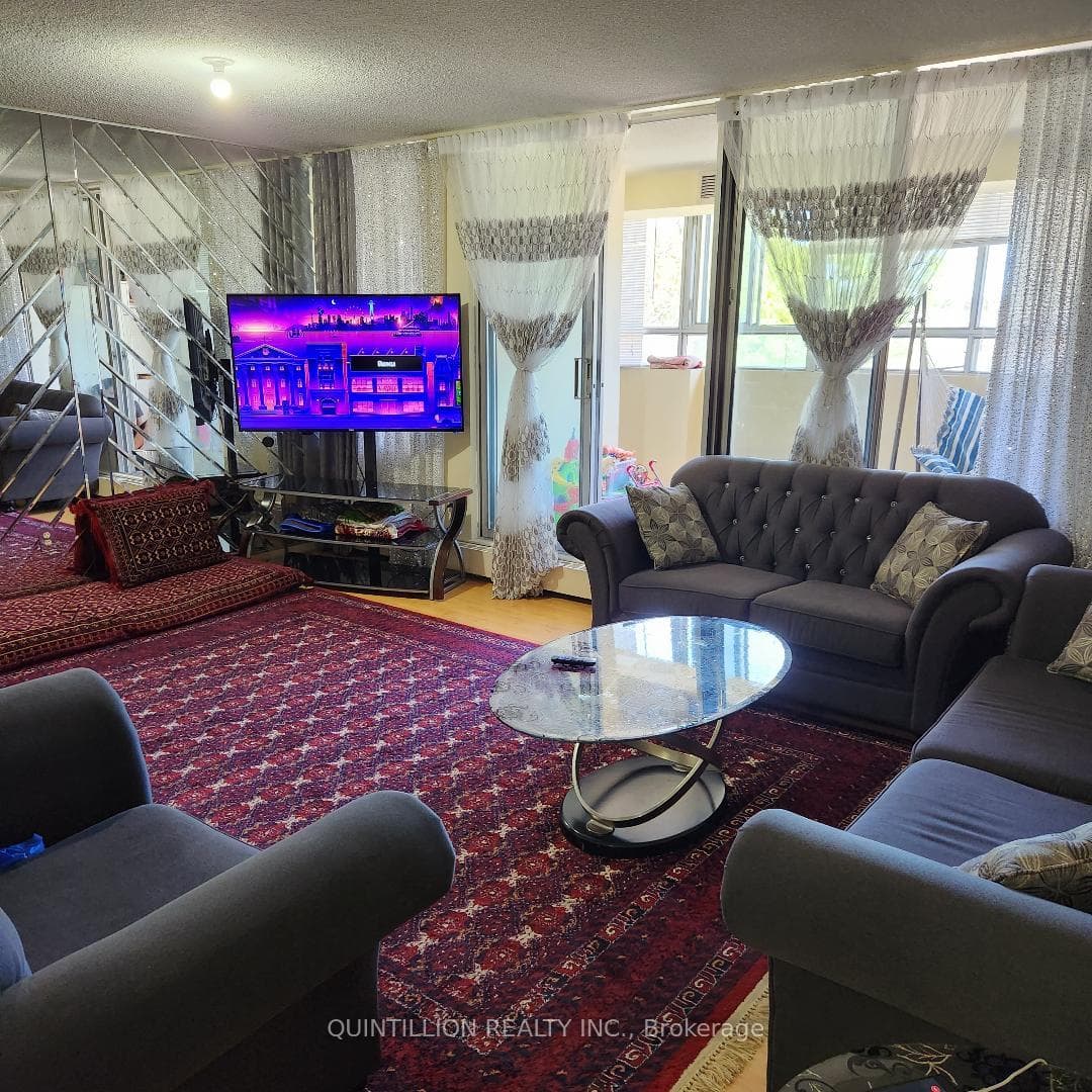 Spacious Living / Dining room w/ w/o to solarium